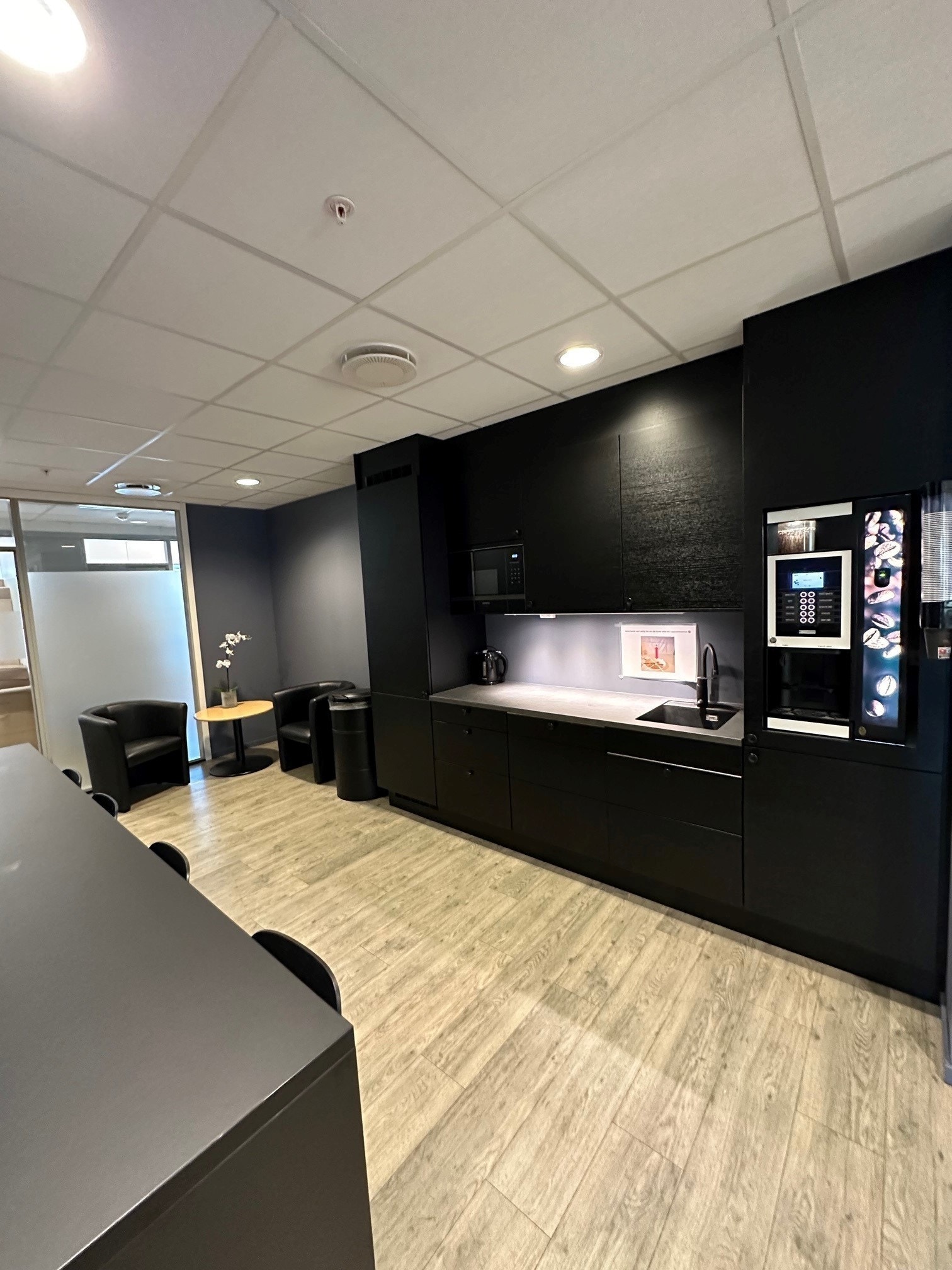 Felles kjøkken med kaffemaskin for deg og dine gjester. Galleribilde