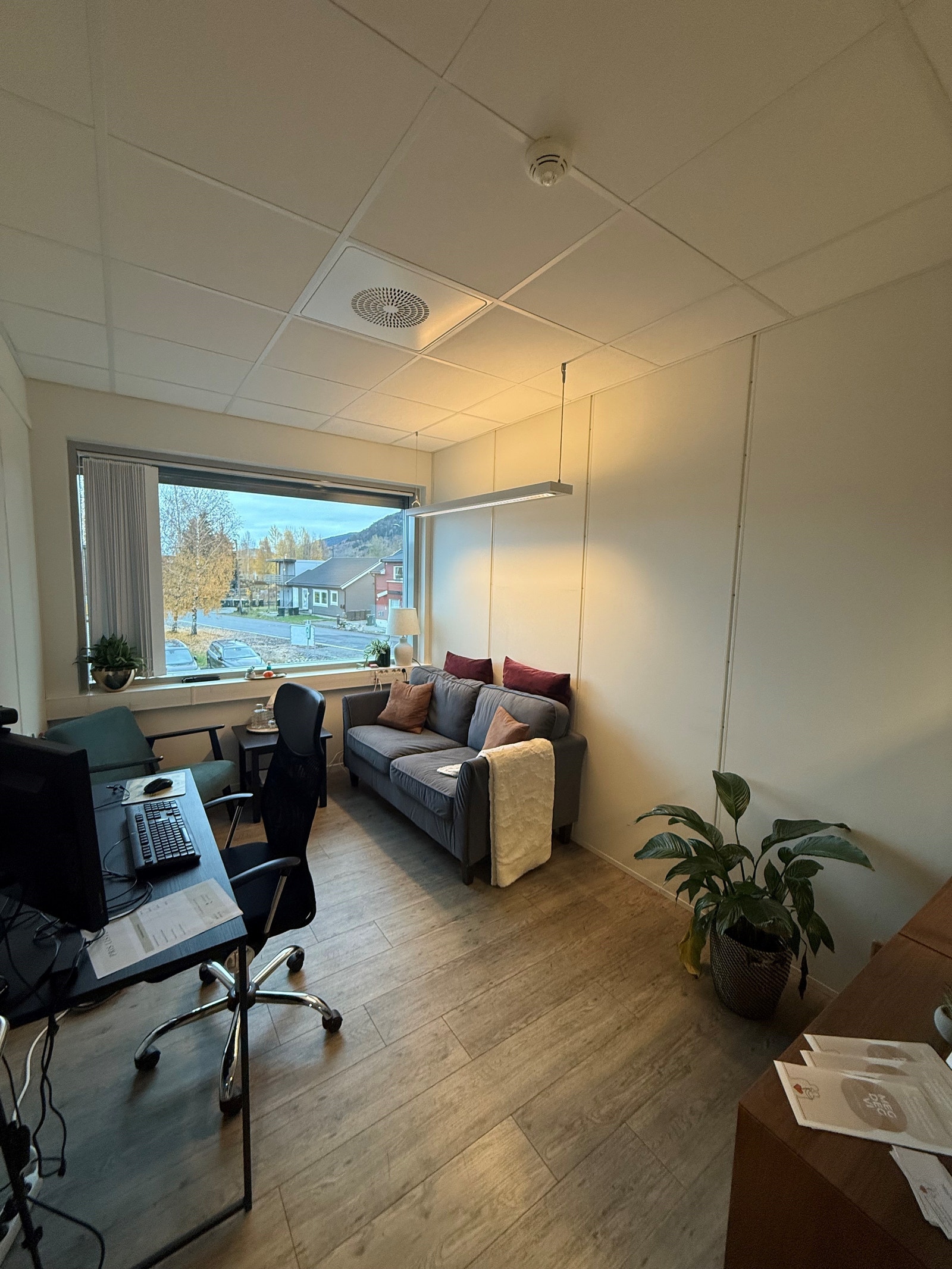 Viser alternativ møblering av cellekontor Galleribilde