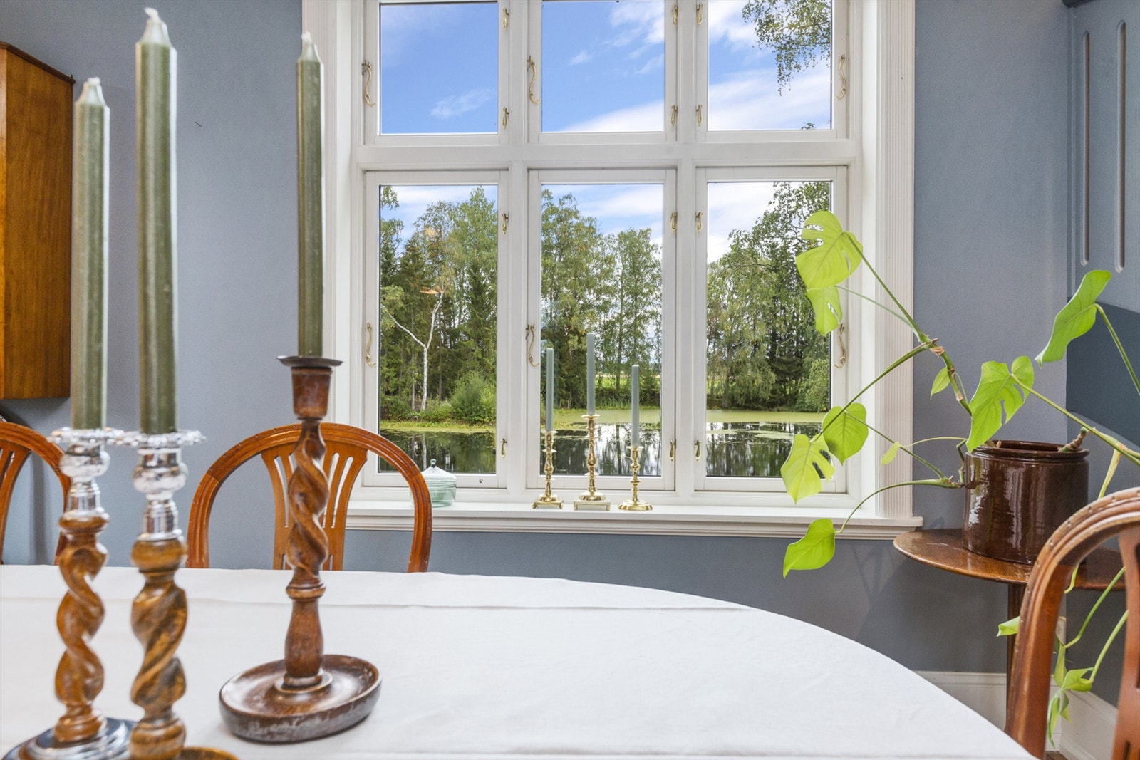 Fra spisestuen har du til og med utsikt over det vakre vannet som ligger på eiendommen. Galleribilde