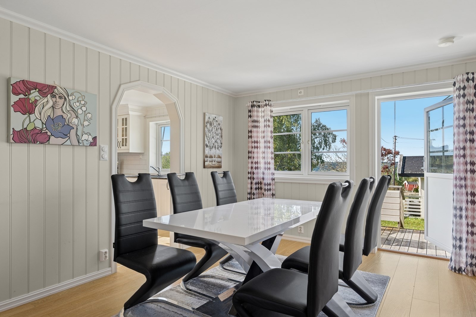 Spiseplassen har direkte utgang til veranda - her er det lett å nyte både inne- og utelivet. Galleribilde