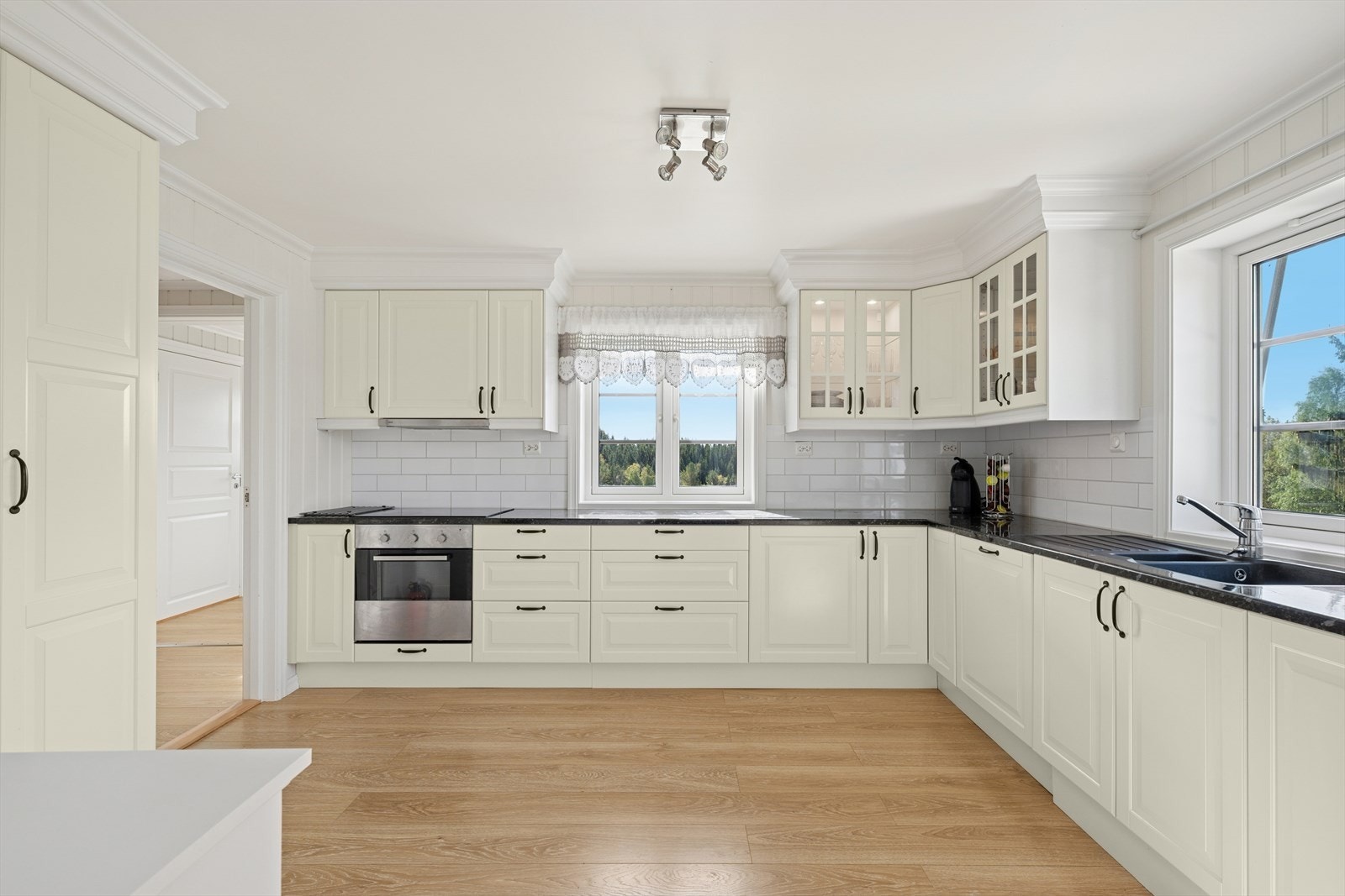 Kjøkkenet er fra 2011 og har integrerte hvitevarer. Har får du godt med skap- og benkeplass! Galleribilde