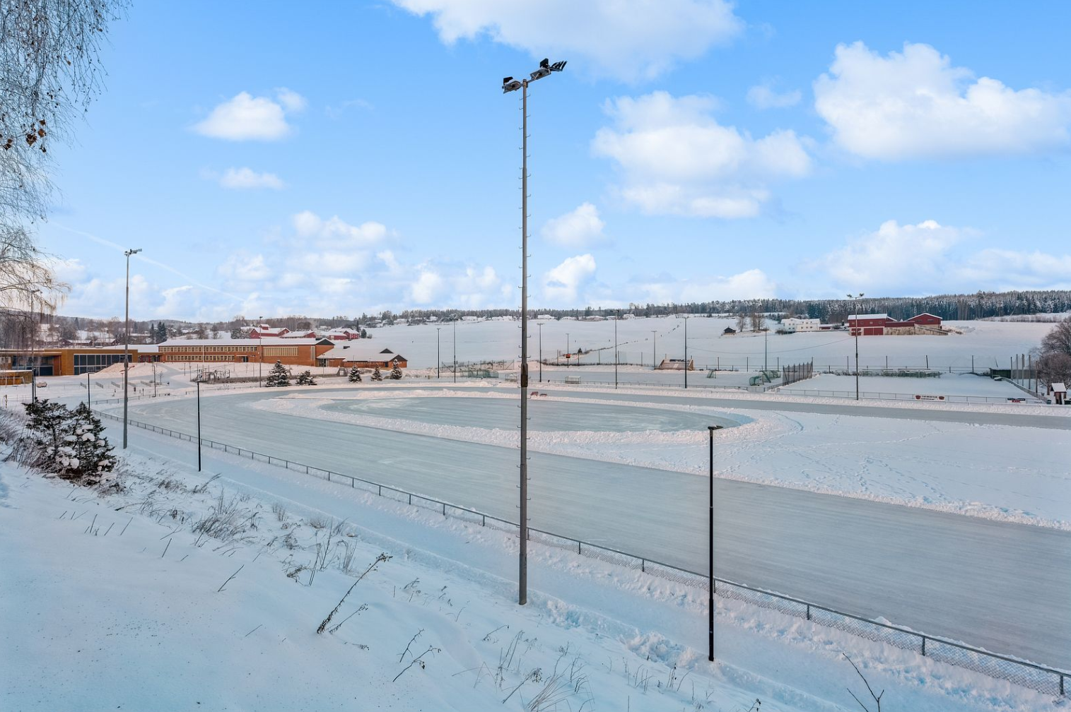 I Brandbu er det idrettsanlegg, skøytebane, lekeplass og svømmehall. Galleribilde