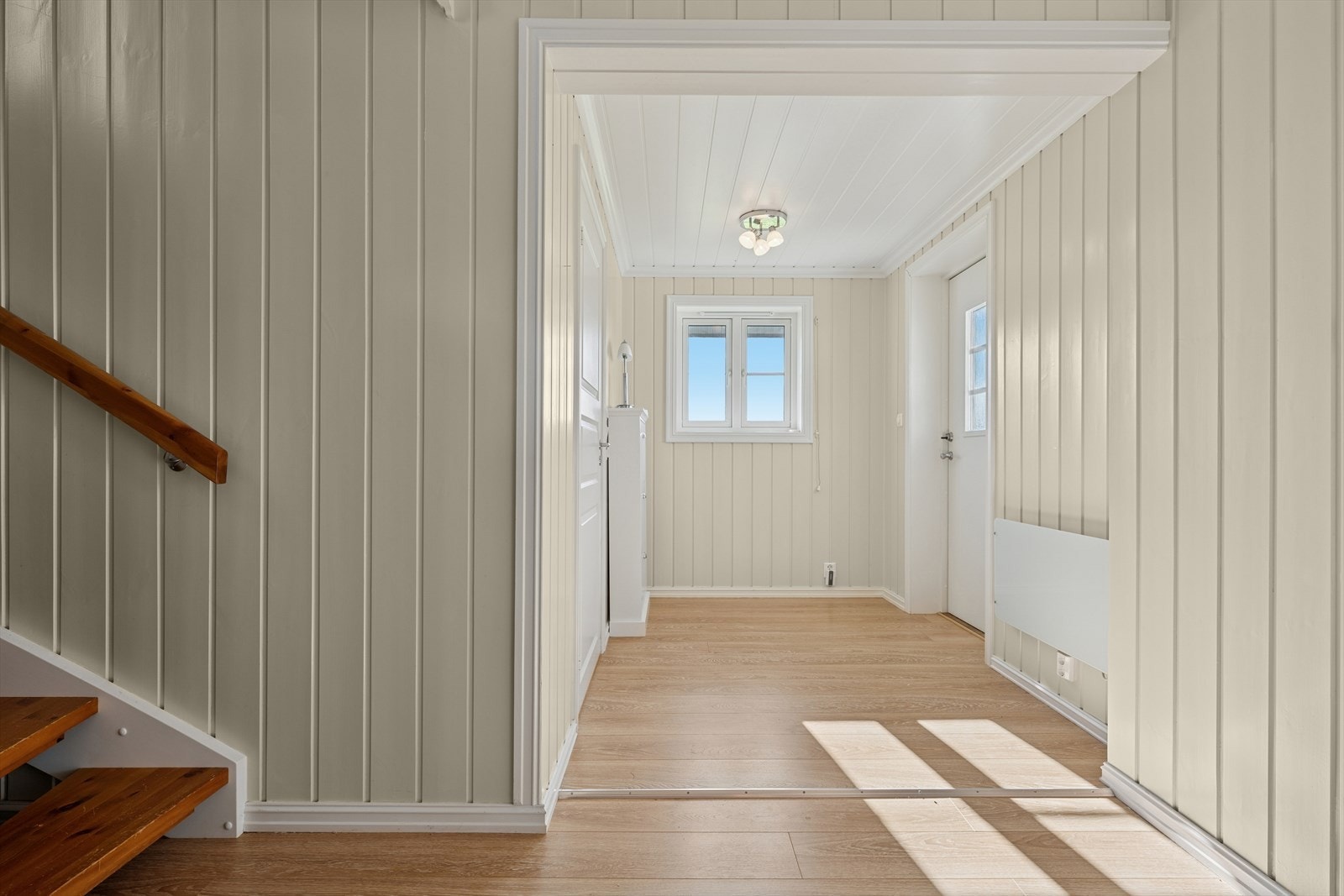 Velkommen inn - et lyst inngangsparti som gir et godt førsteinntrykk. Galleribilde