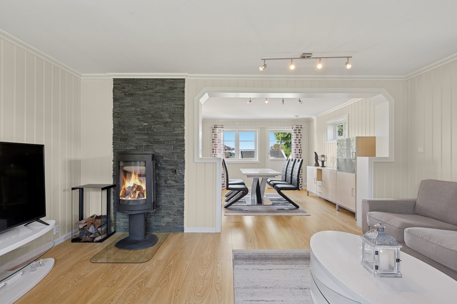 Stuen oppleves som lys og møbleringsvennlig. Galleribilde