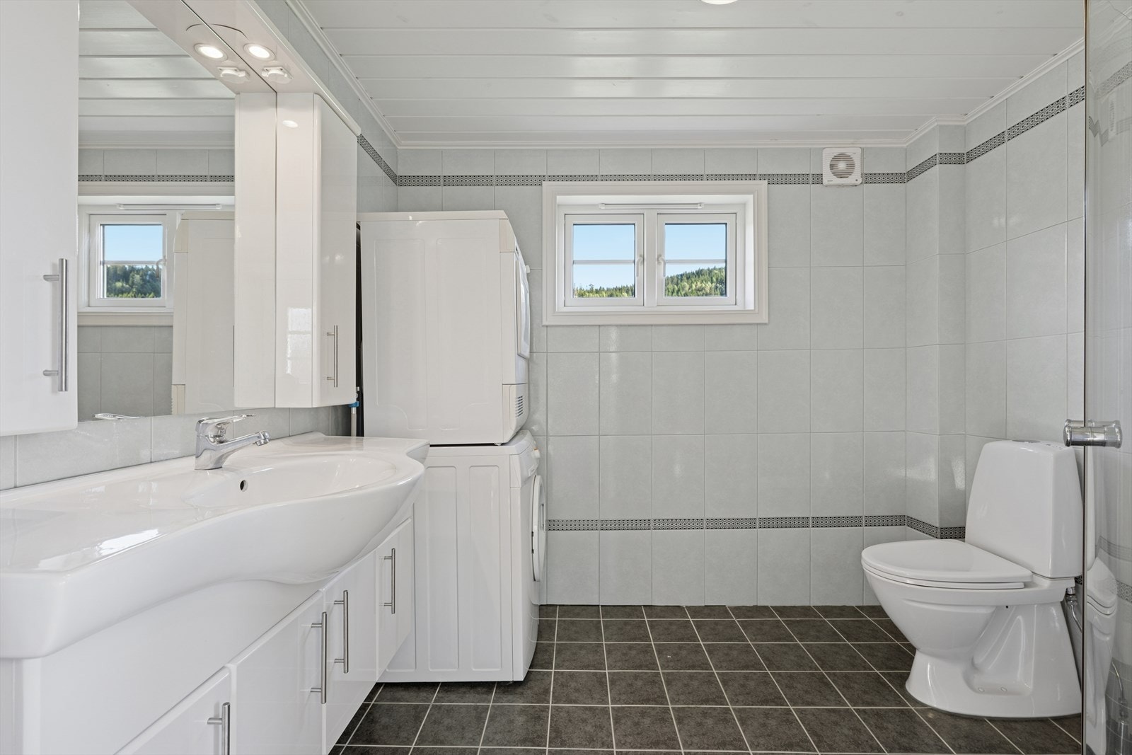 Kombinert bad og vaskerom ligger like ved inngangspartiet. Galleribilde