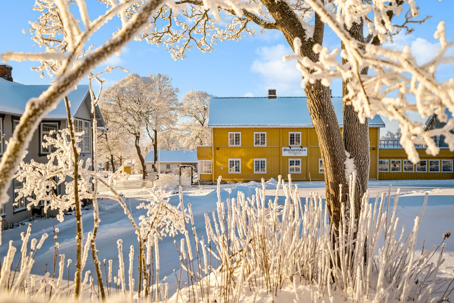 Hadeland byr på mye kultur, bl.a. Granavollen med Søsterkirkene, steinhuset og hyggelige caféer. Galleribilde