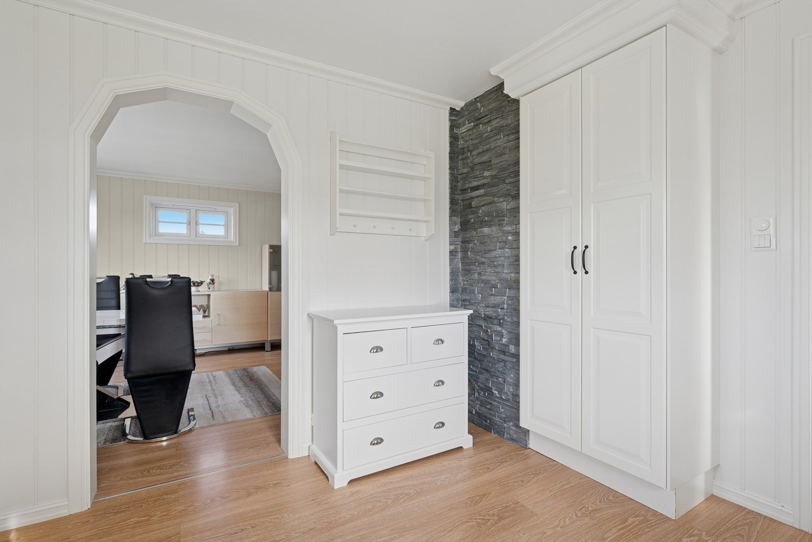 Fra kjøkkenet kommer du videre ut i spisestuen. Galleribilde