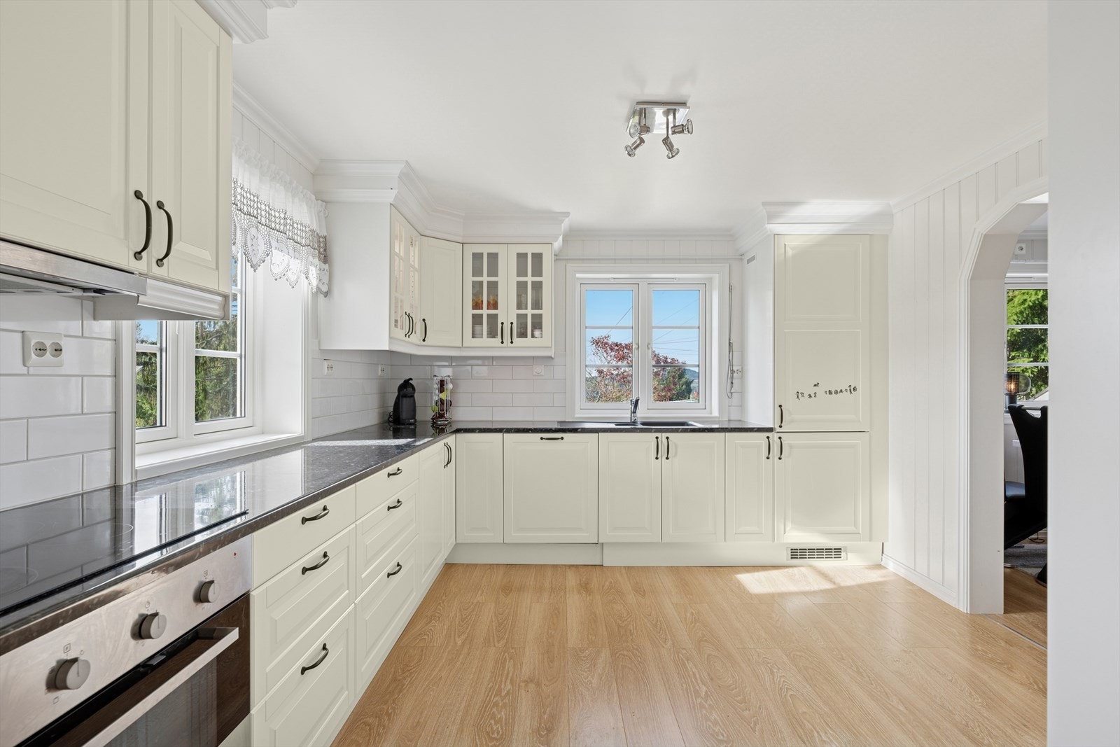 Et lyst og trivelig kjøkken som innbyr til både hverdagsmat og lange frokoster. Galleribilde