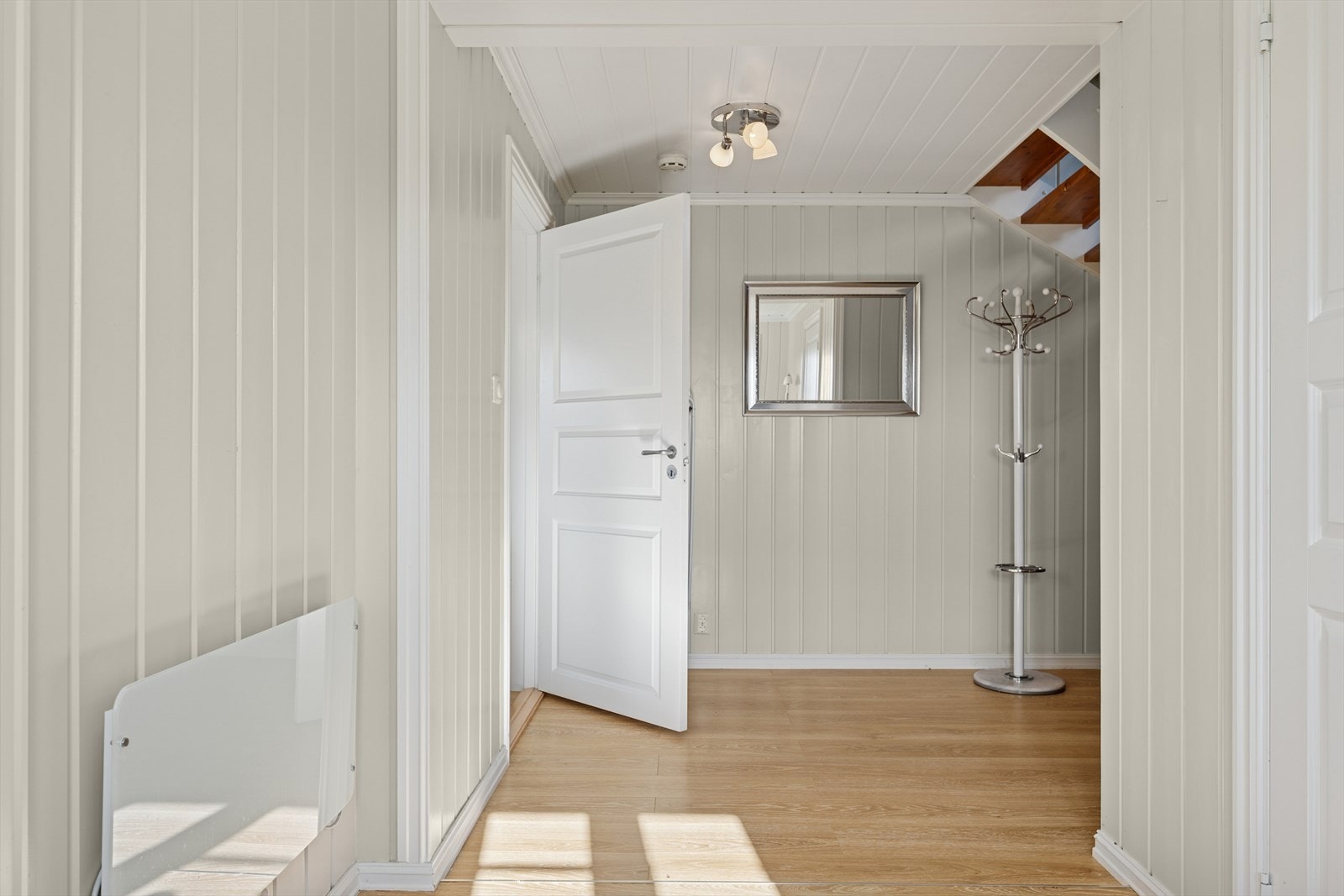 Romslig inngangsparti. Her er det godt med plass til garderobeløsning og mindre entrémøblement. Galleribilde