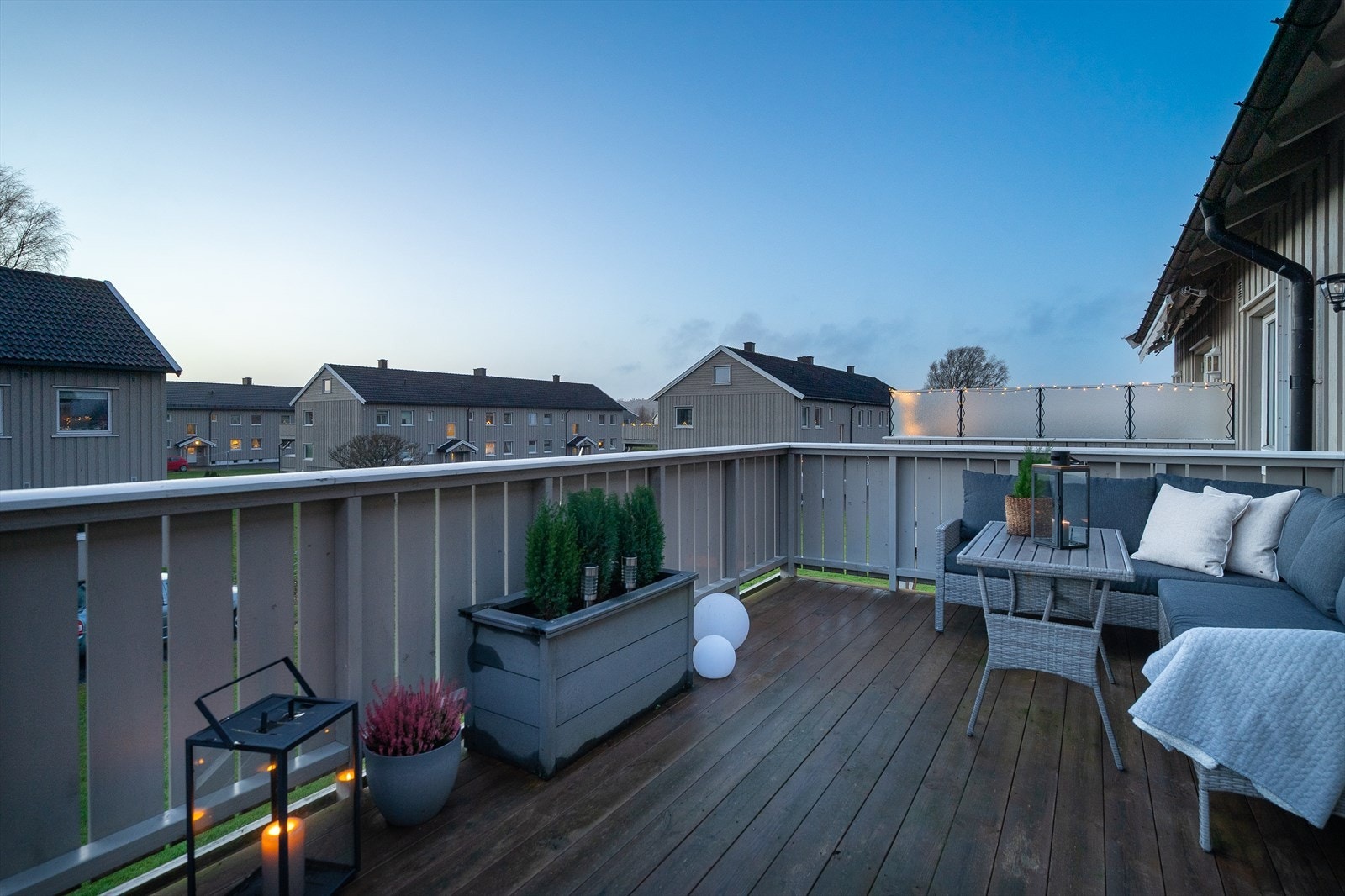 Sørvestvendt balkong på 16 kvm med god plass til møblering og utsyn over de åpne grøntområdene. Galleribilde