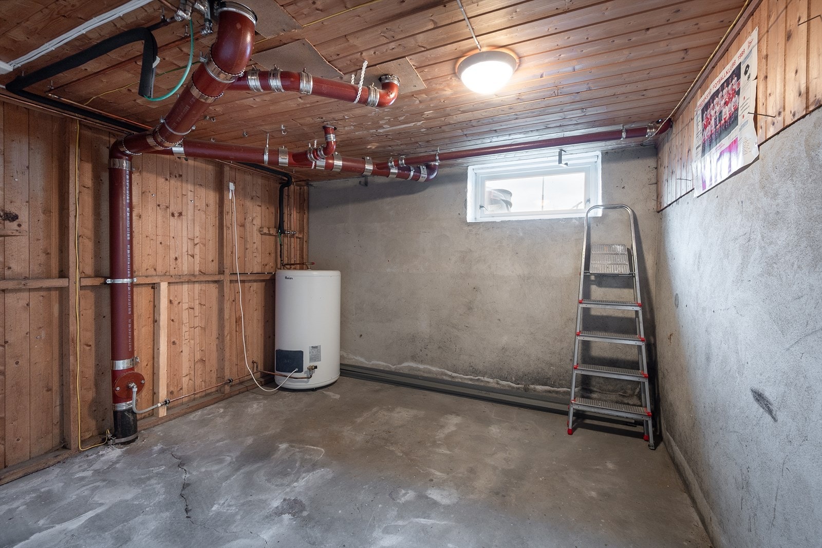 Leiligheten disponerer tre boder - to i kjeller og én på loft - som gir god og praktisk lagringsplass til utstyr og sesongting. Galleribilde