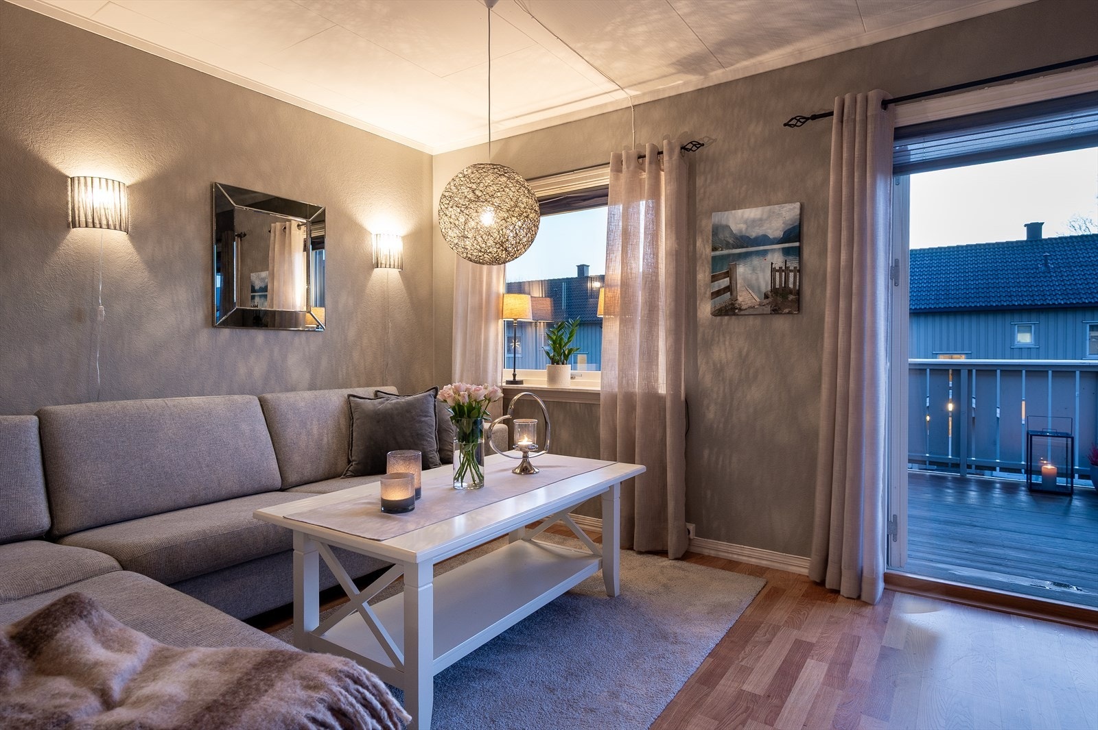 Felleskostnadene er kr 4 967 per måned og dekker drift og vedlikehold av bygningsmassen, kommunale avgifter, bygningsforsikring, forretningsførsel, revisjon, styrehonorar og øvrige driftskostnader - samt renter og avdrag på borettslagets Galleribilde