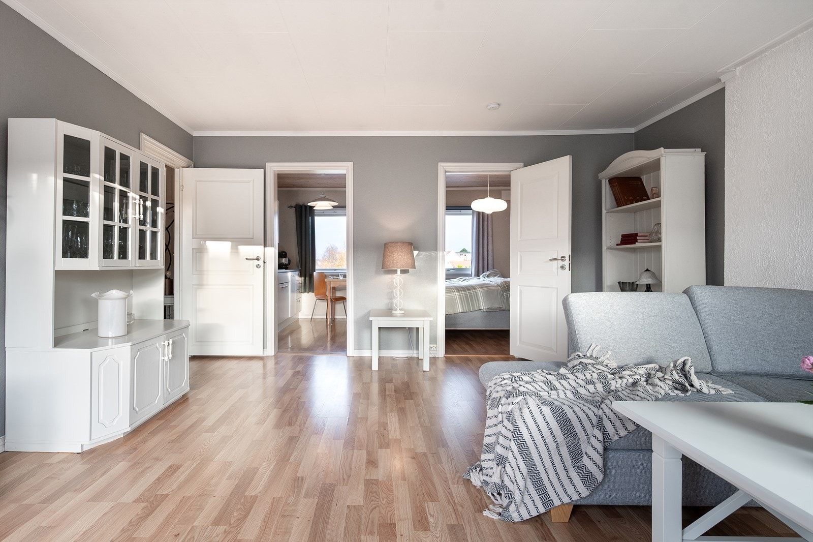 Leiligheten har to romslige soverom med gode vindusflater og gjennomgående laminatgulv. Galleribilde