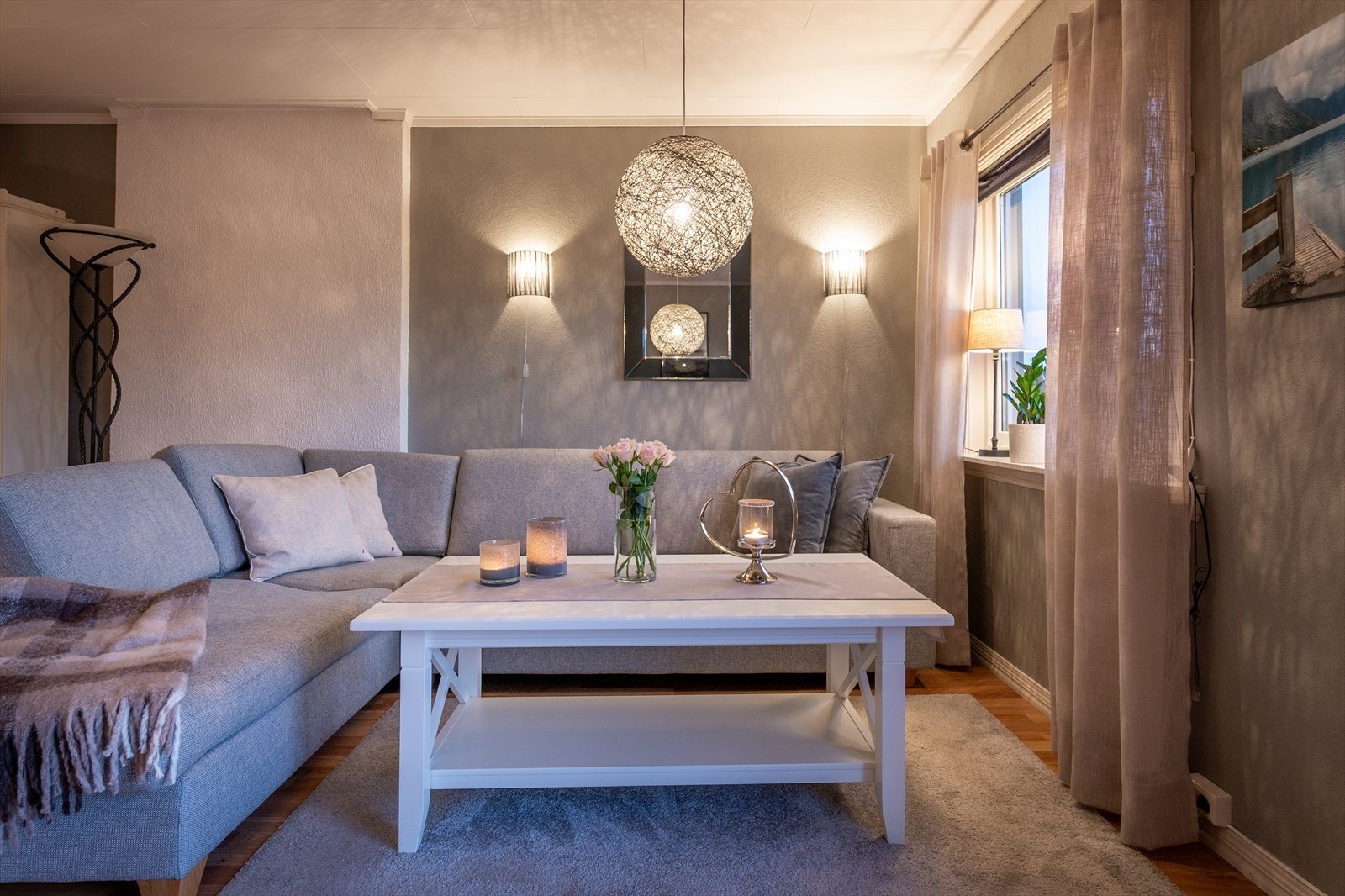 Stuen har nylig malte flater og gjennomgående laminatgulv i en varm nøttebrun tone. Rommet oppleves lyst og pent vedlikeholdt. Galleribilde