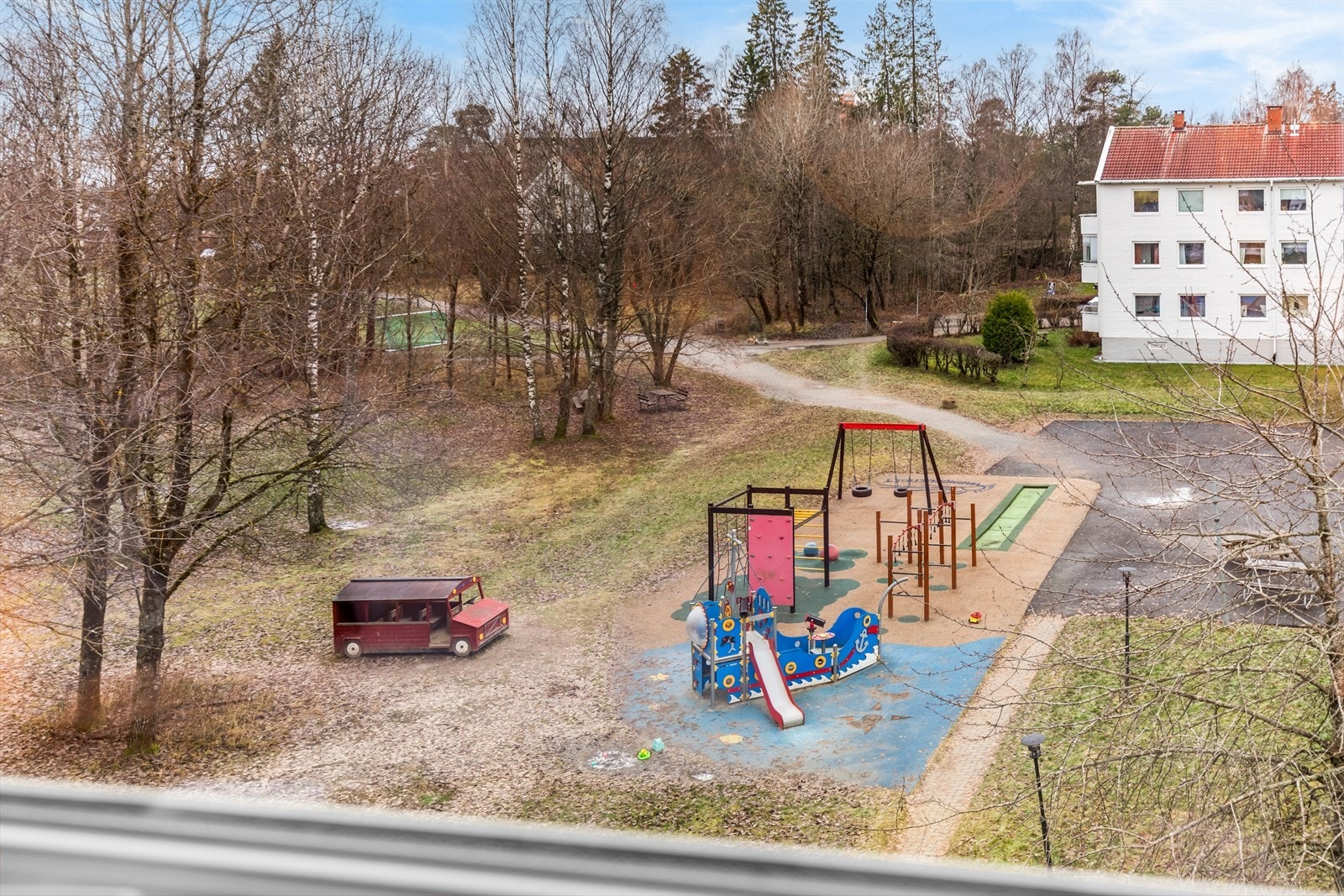 Hyggelig utsyn fra soveromsvinduet. Galleribilde