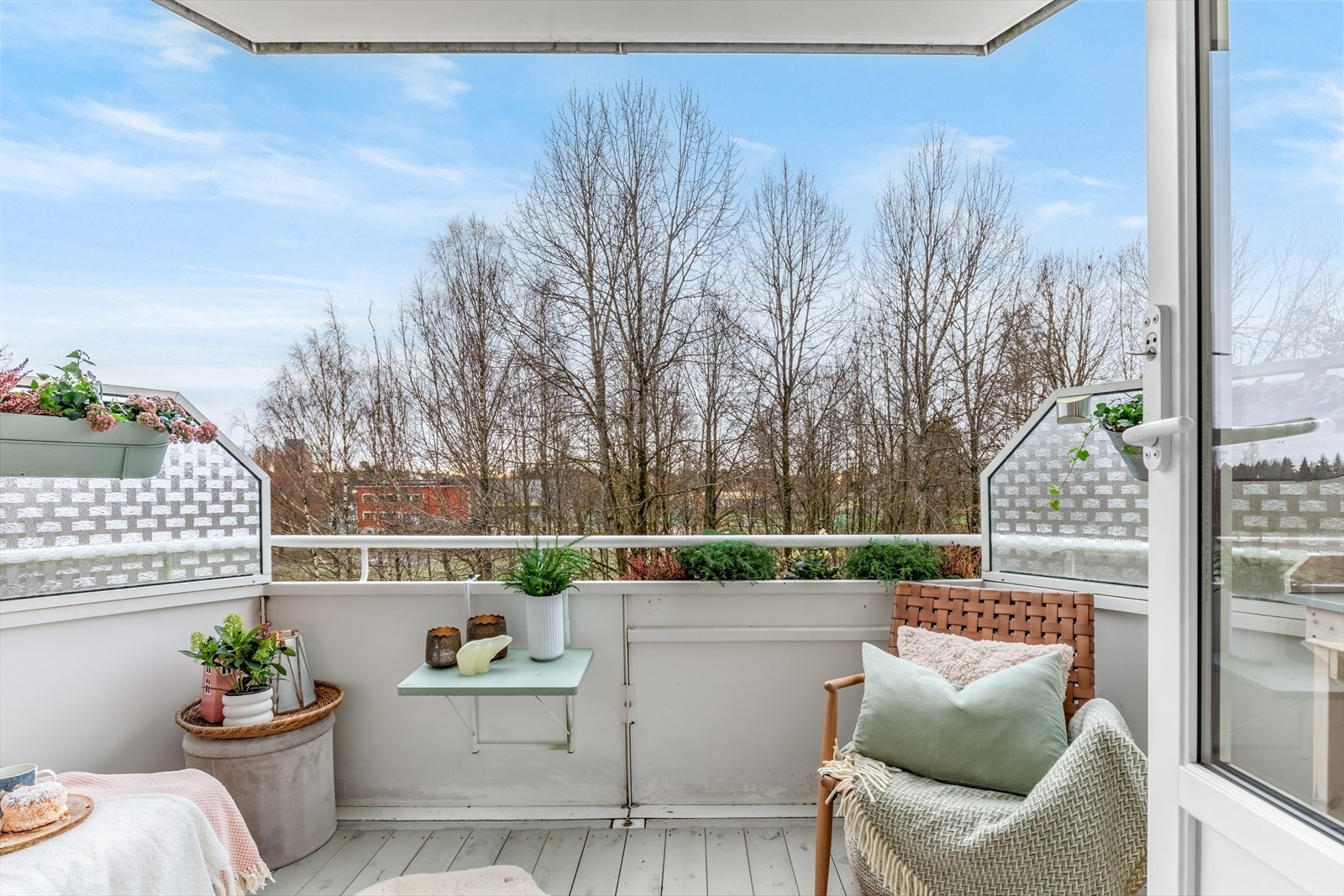 Dette er en luftig 3-roms med store vindusflater og herlig balkong! Galleribilde