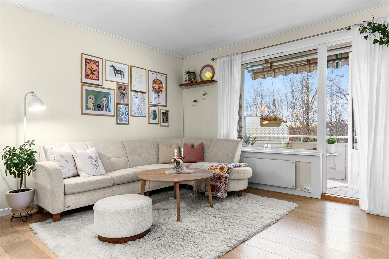 Leiligheten har moderne innredninger og stilfulle fargevalg. Galleribilde