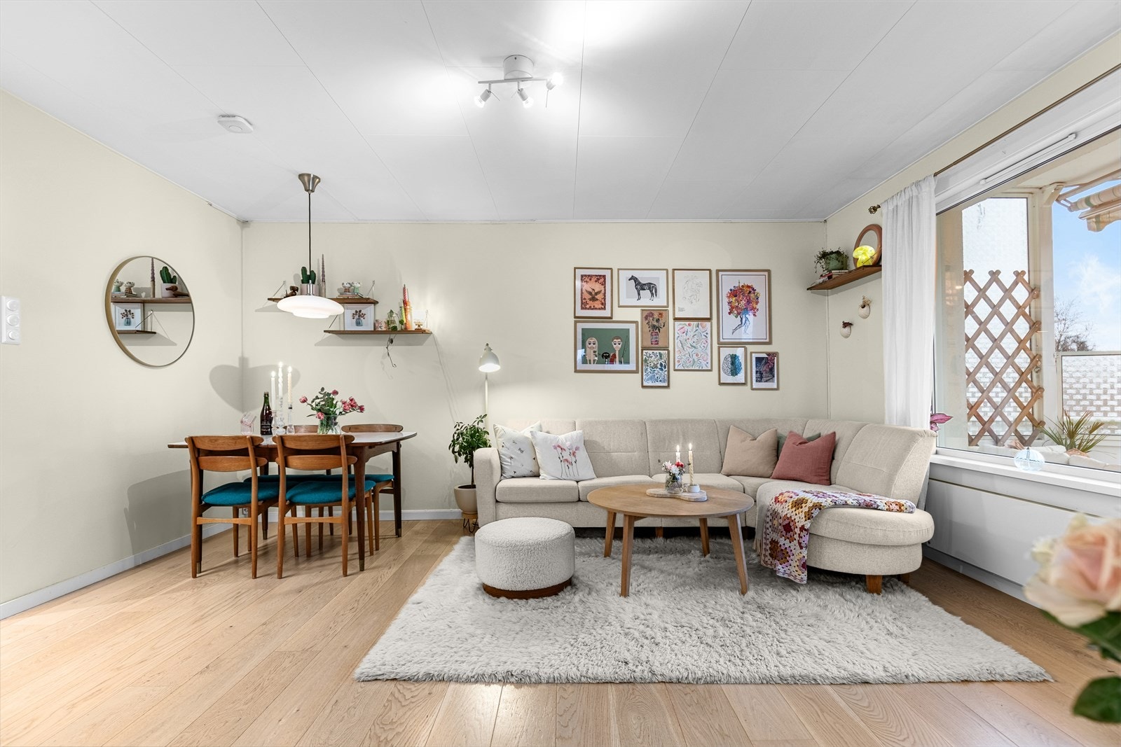 Stuen er lys og luftig med stort vindu, og peisovn som gir en herlig atmosfære. Galleribilde