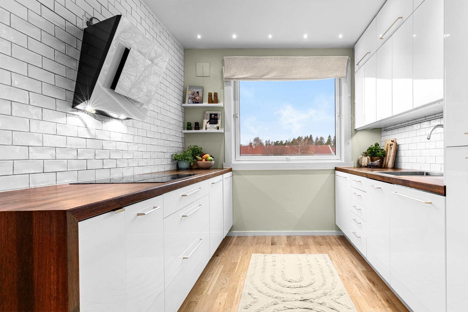 Håndtak ble skiftet og benken slipt og oljet i 2024. Galleribilde