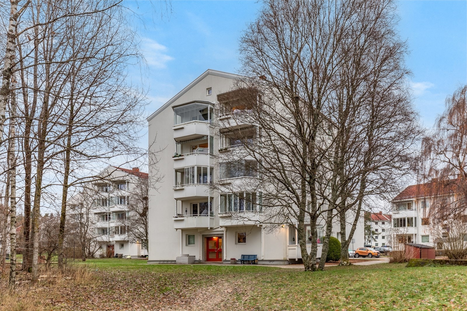 Beliggenheten er tilbaketrukket med kort veil til både Østmarka og sentrum. Det er også parsellhager rett utenfor døren. Galleribilde