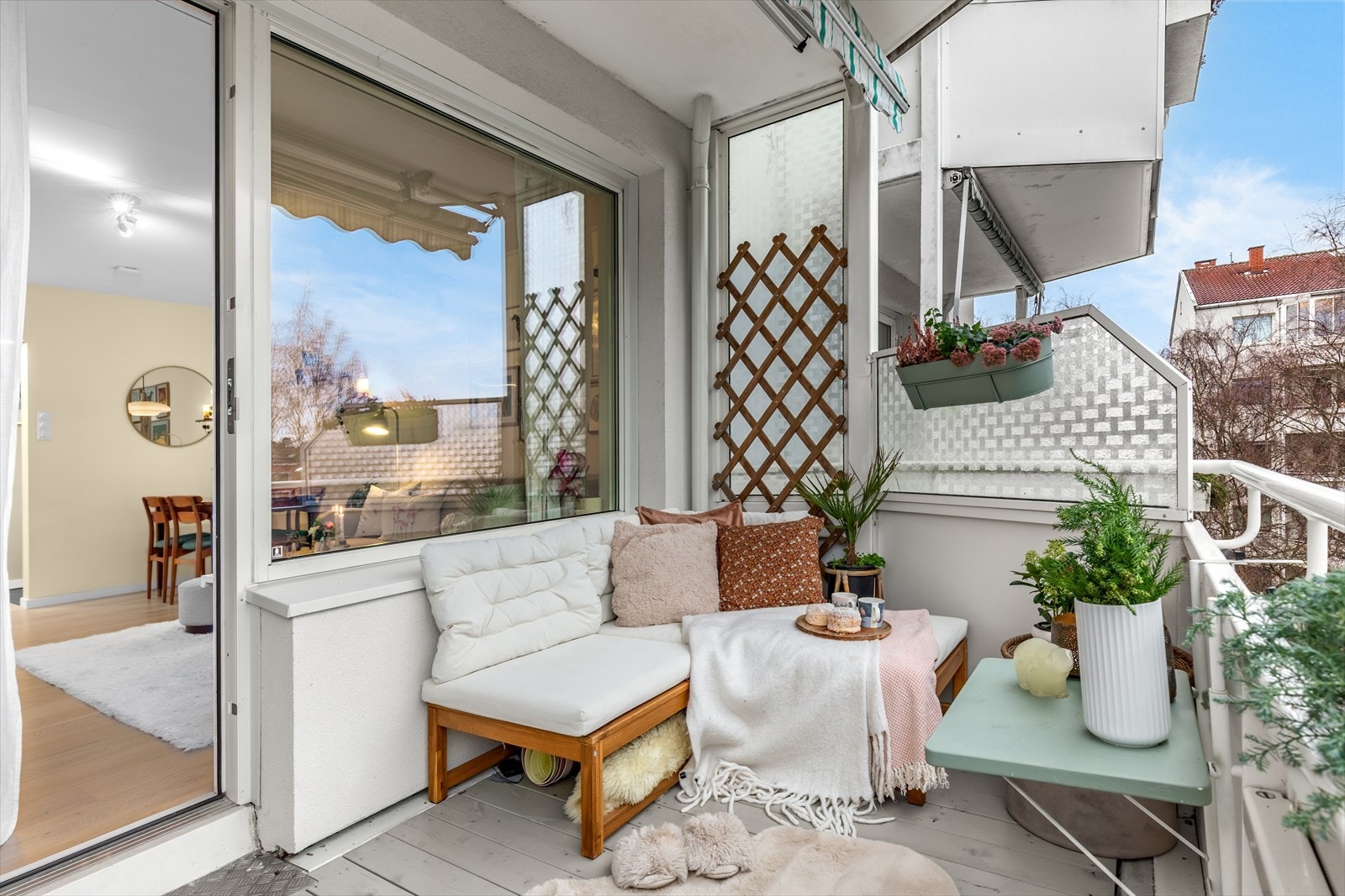 Balkongen vender mot parken og har fantastiske solforhold fra morgen til kveld. Galleribilde