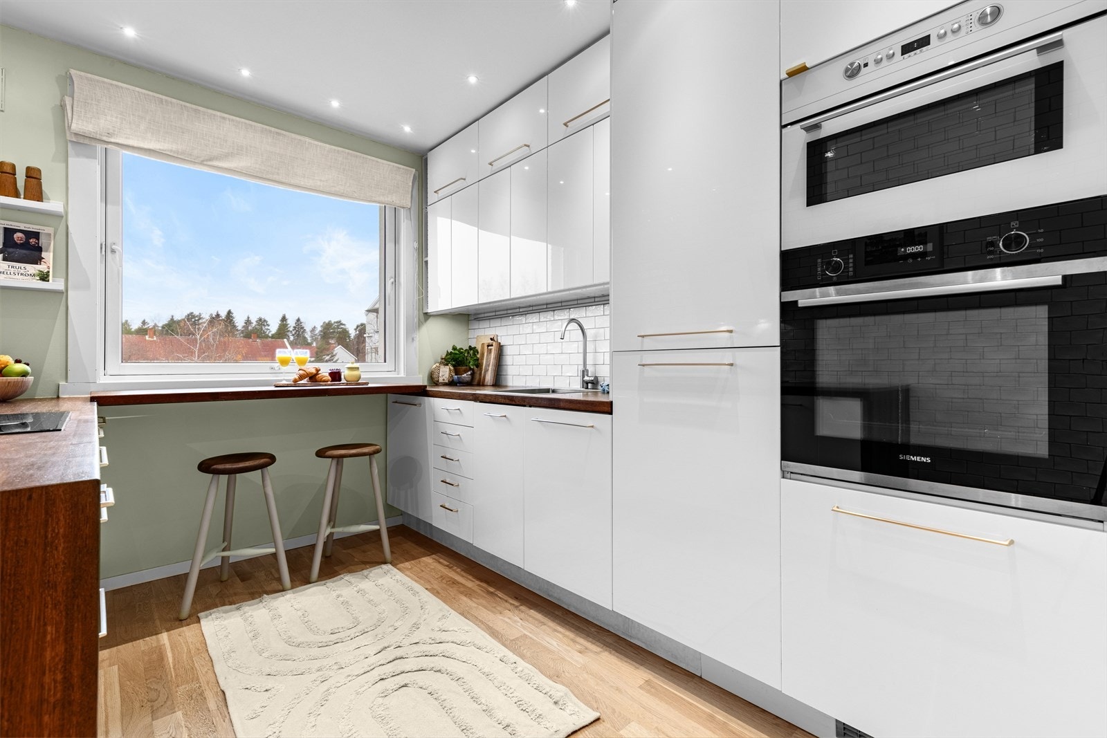 Kjøkkenet er utstyrt med integrerte hvitevarer som stekeovn og mikro i ståhøyde, induksjonstopp, oppvaskmaskin og kjøle-/fryseskap. Galleribilde