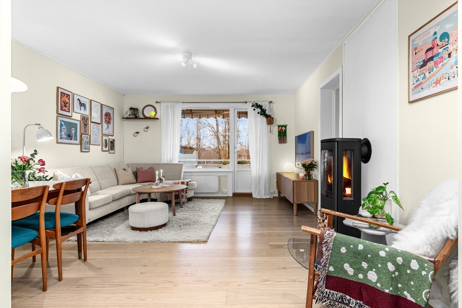 Veggene er malt i tidsriktige farger, komplementert av nyere parkett på gulvet. Galleribilde