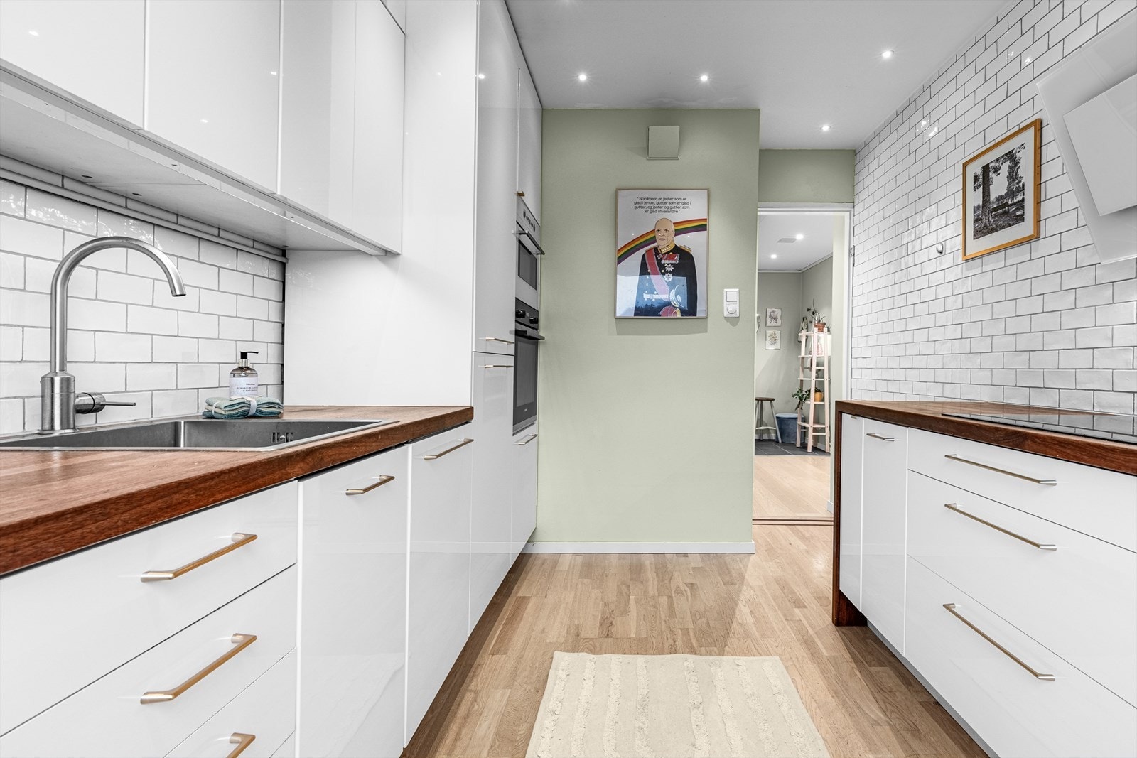 Ikea-innredning fra 2013 med hvite glatte fronter og benkeplater av oljet eik. Galleribilde