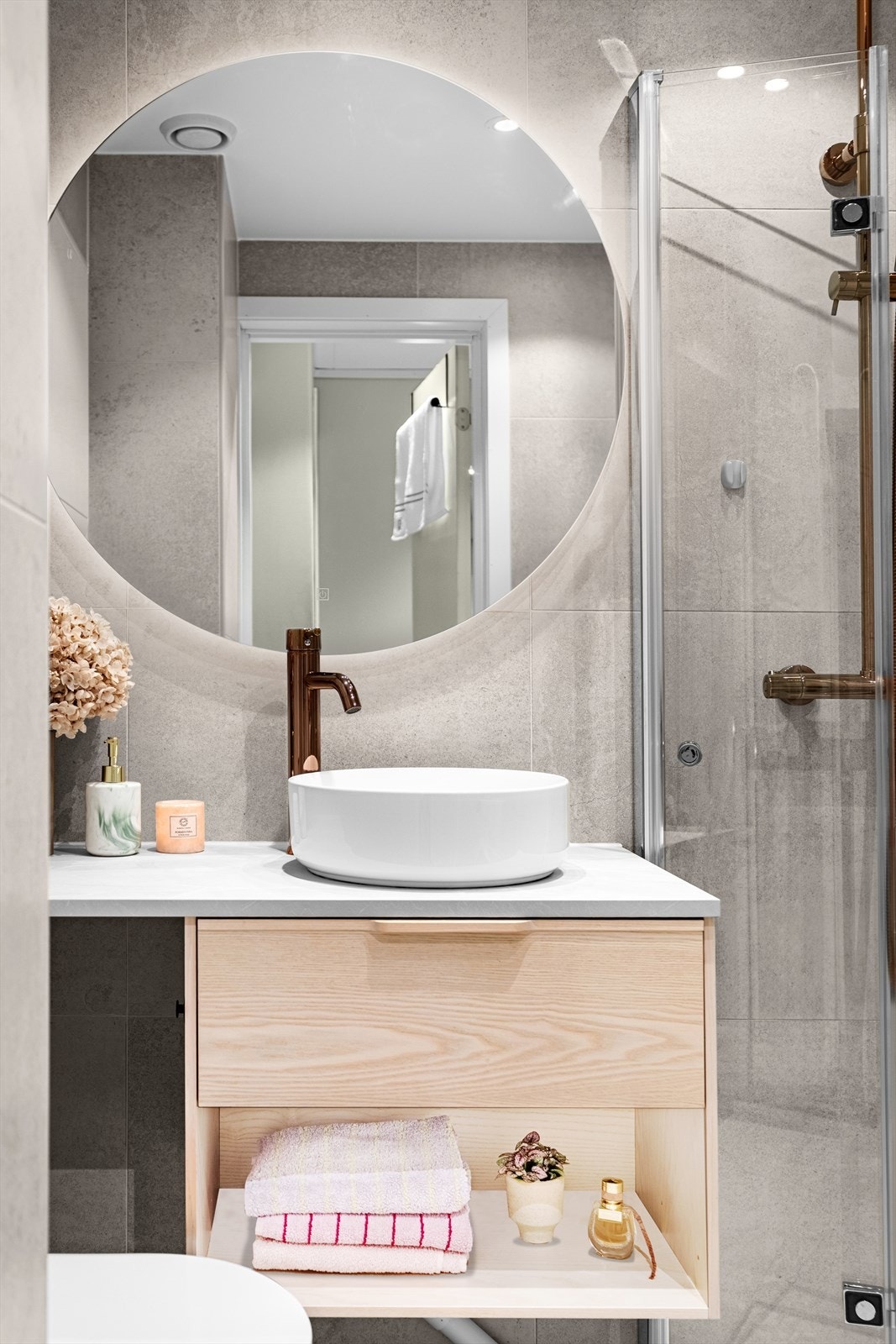 Det er lys bak speilet og lys under skuffen Galleribilde