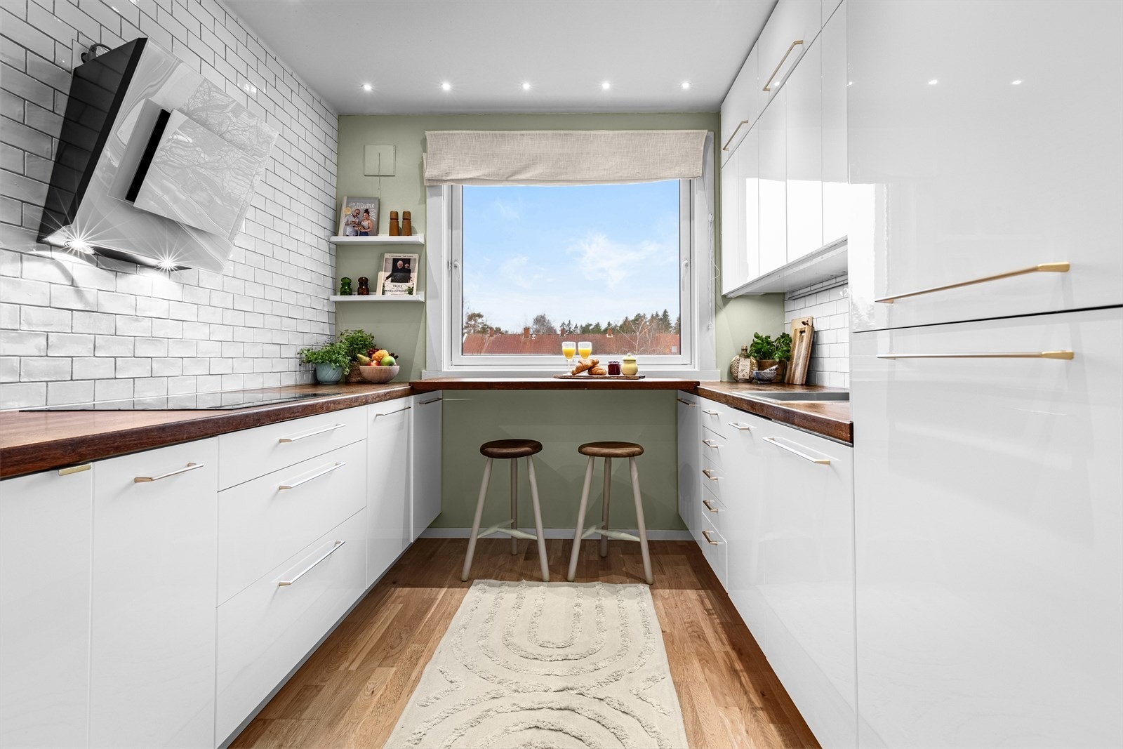 Praktisk demonterbar barløsning under vinduet. Galleribilde