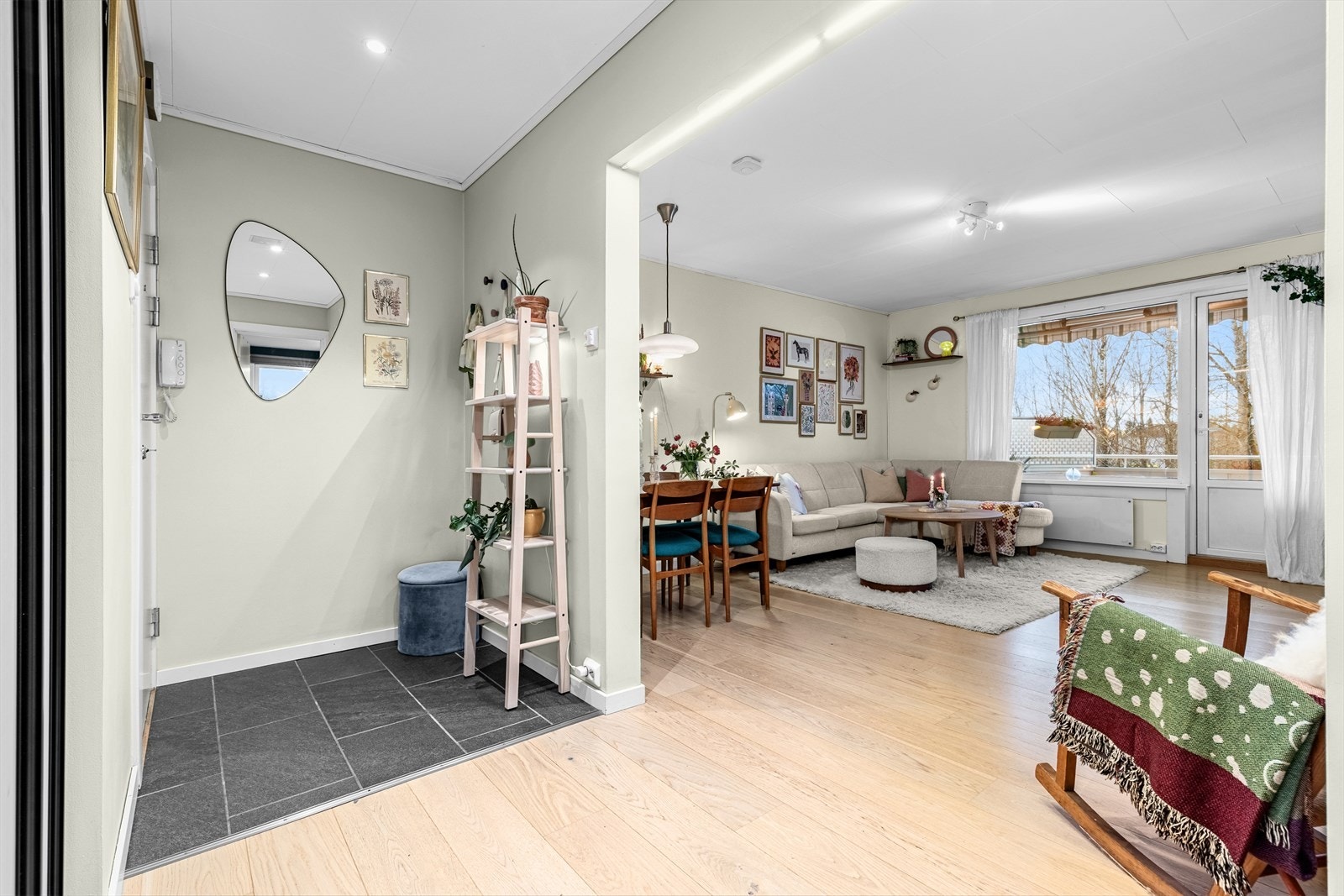 Lys og åpen entré med fliser og varmekabler i gulvet og plass for oppbevaring av yttertøy og sko. Galleribilde