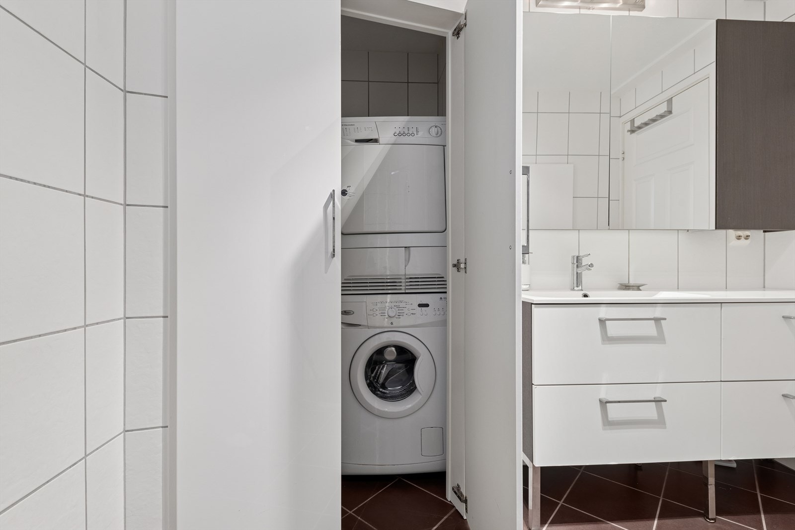 Praktisk løsning for vask/tørk og ekstra lagring. Galleribilde