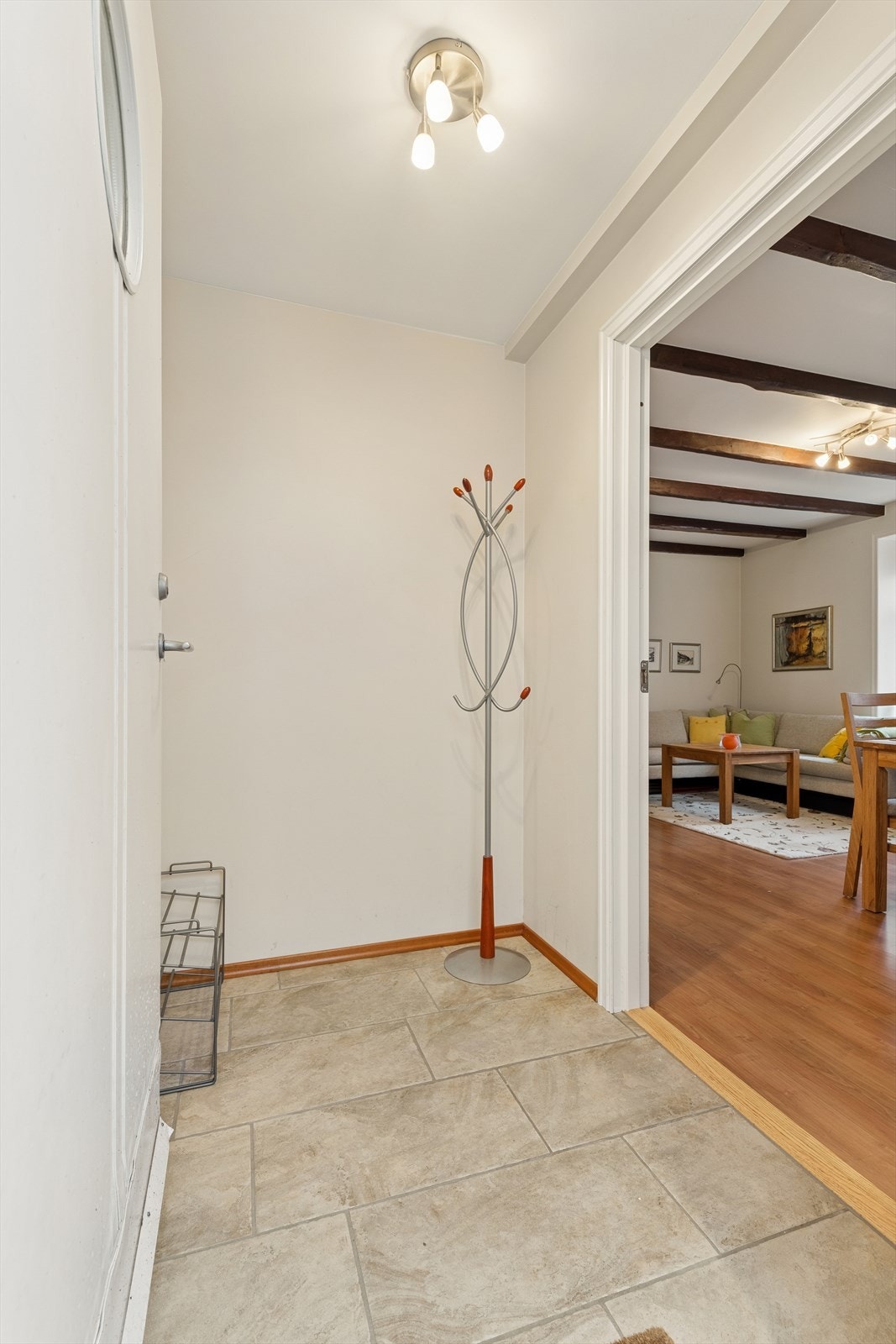 Entréen byr på god plass til oppheng av yttertøy. Galleribilde