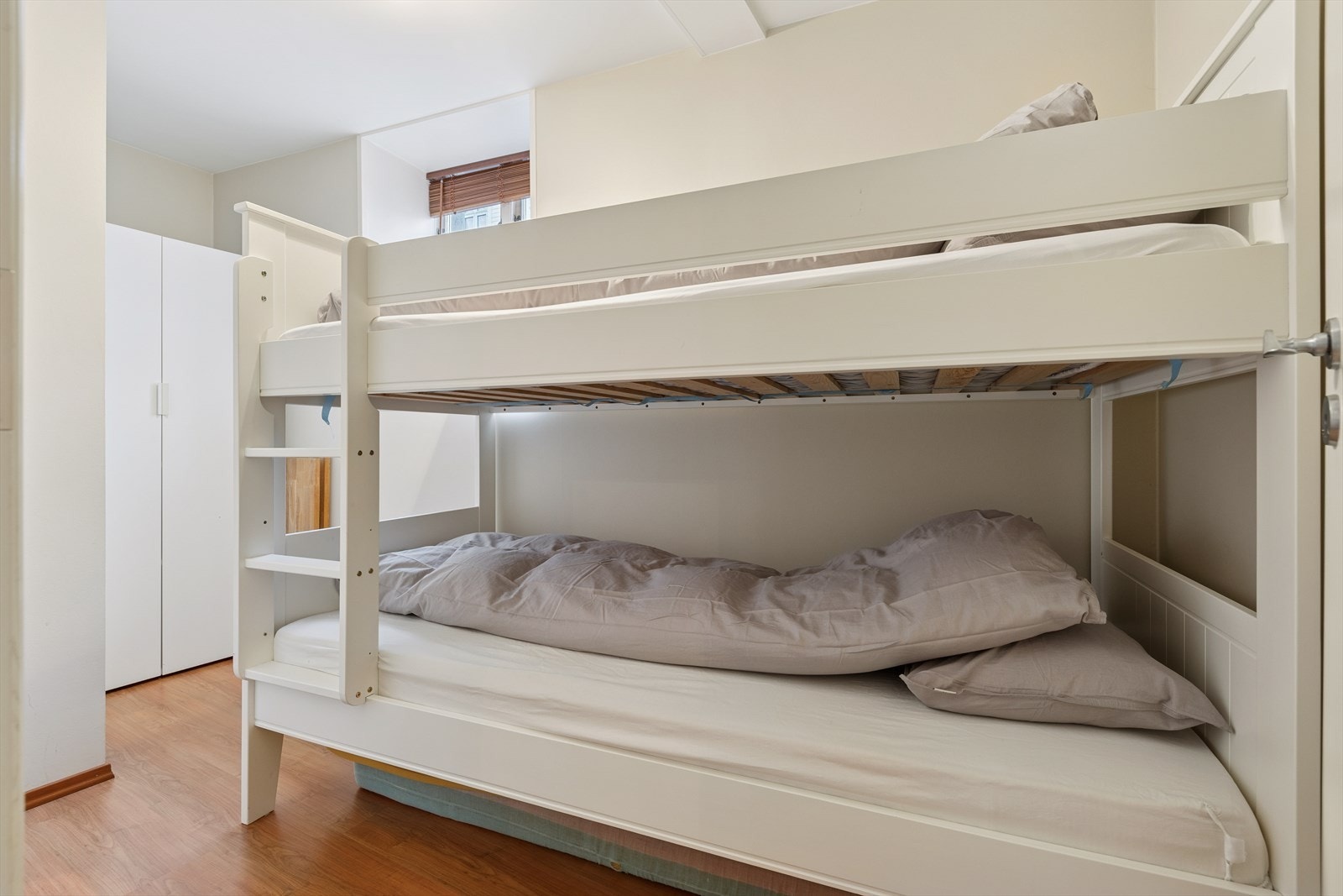 Soverom (Ikke omsøkt/godkjent). Det andre rommet ligger like ved og har en praktisk størrelse. Galleribilde