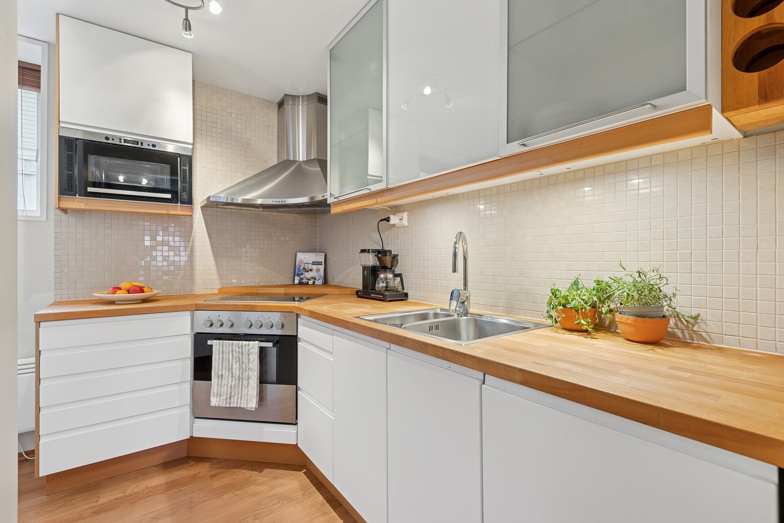 Praktisk plassert stikk-kontakt slik at kaffetrakteren alltid har strøm. Galleribilde