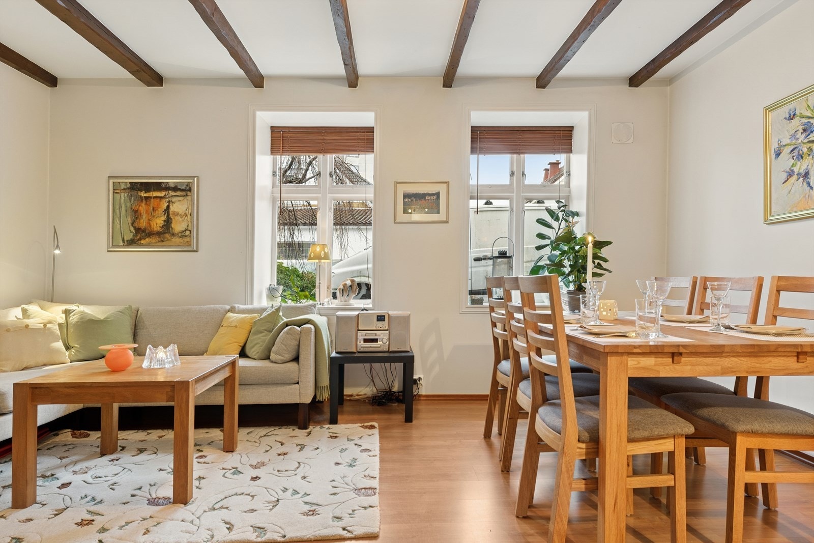 Leiligheten har god takhøyde, store vindusflater som gir rikelig med naturlig lys, synlige bjelker og gjennomførte detaljer som harmonerer med boligens stil. Galleribilde