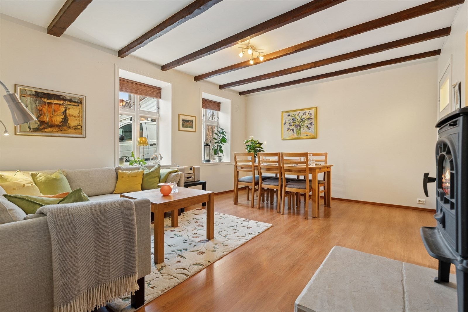 Her kan du enkelt ha plass til både en større sofagruppe i tillegg til eget spiseområde. Galleribilde