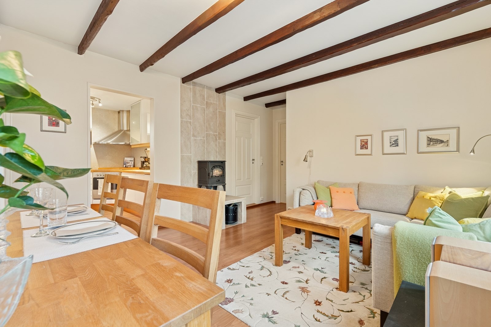 Her finner du også en koselig vedovn og lyse, behagelige fargetoner. Galleribilde