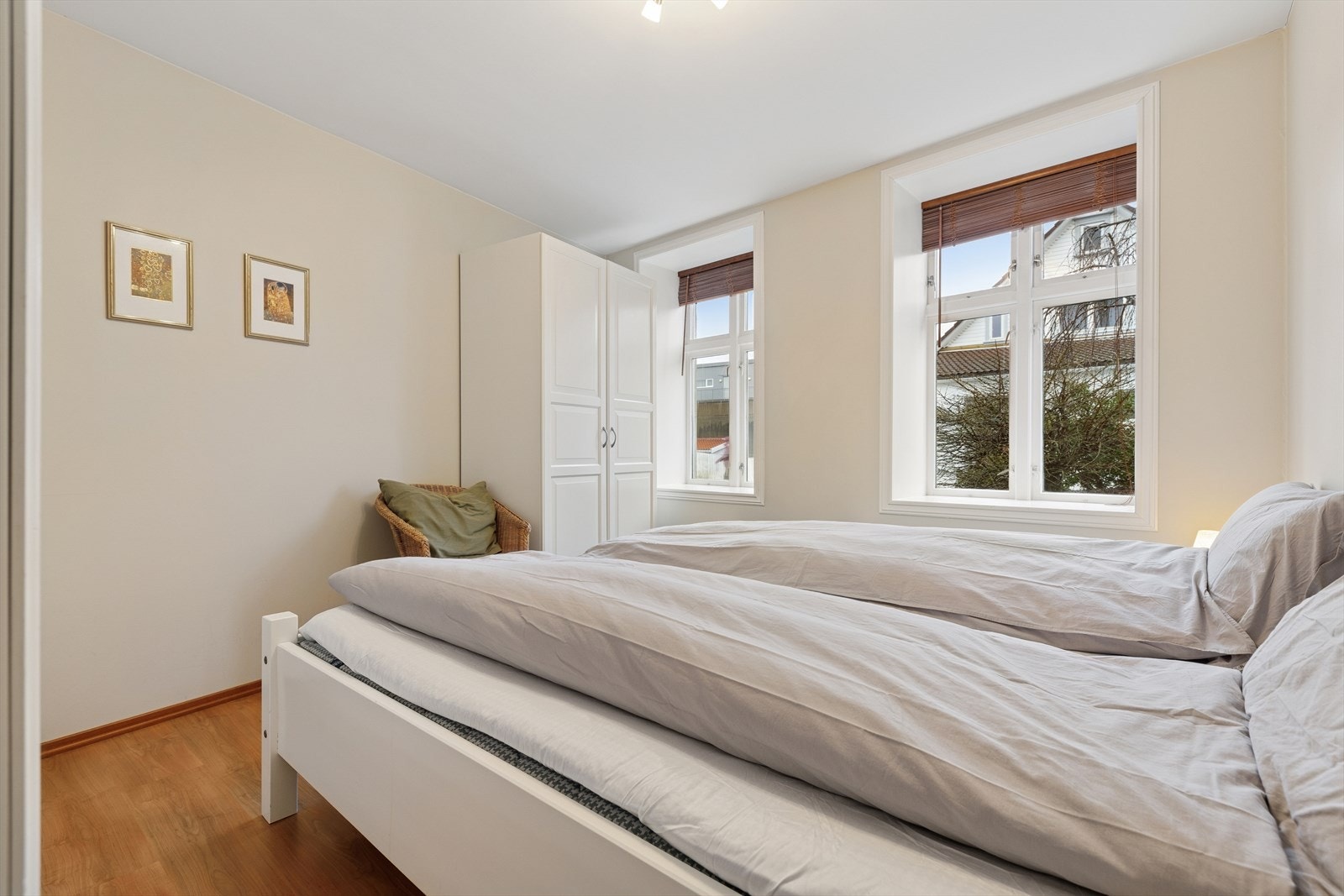 Leiligheten har to soverom (ikke omsøkt/godkjent). Hovedsoverommet er romslig, med god plass til dobbeltseng, garderobe og øvrig møblement. Galleribilde