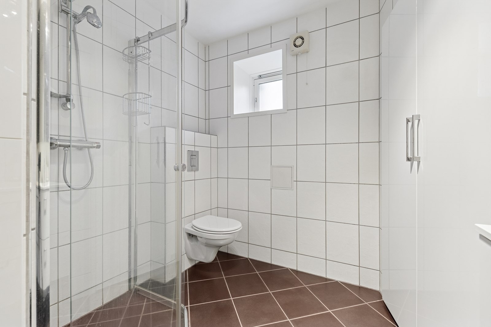 Det er speilskap, dusj, vegghengt toalett og en egen lukket seksjon med opplegg for vaskemaskin og tørketrommel samt ekstra lagring. Badet er utstyrt med rør-i-rør-system. Galleribilde