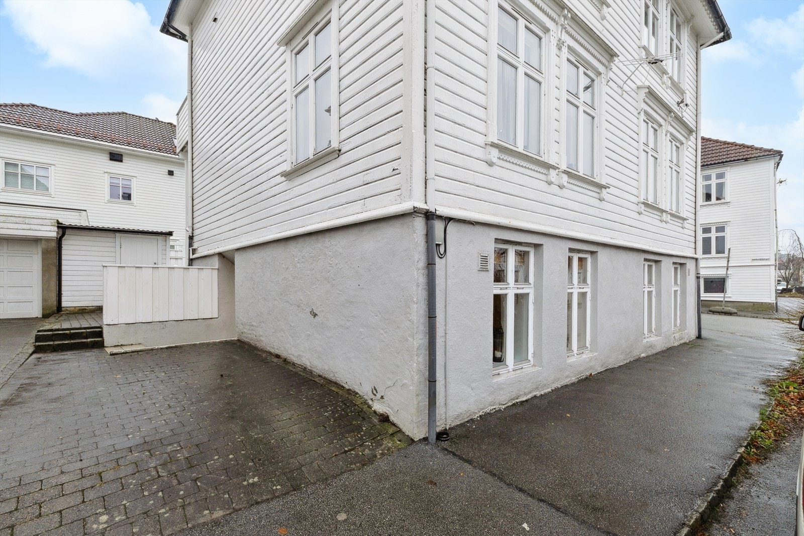 Parkering skjer på felles eiet tomt, like utenfor inngangspartiet. Ellers gateparkering i området. Galleribilde