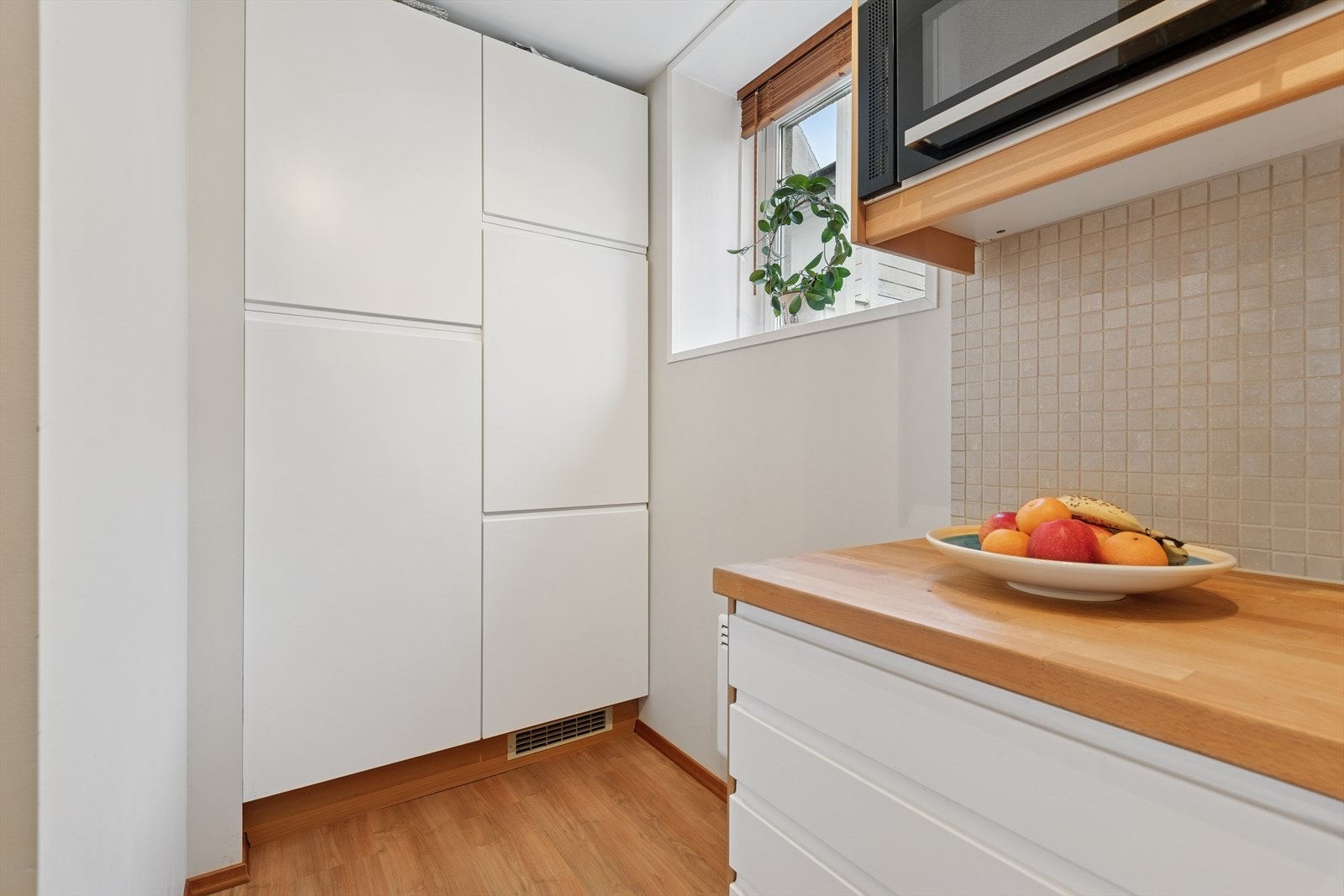 Godt utnyttet seksjon med kjøl/frys og lagring. Galleribilde