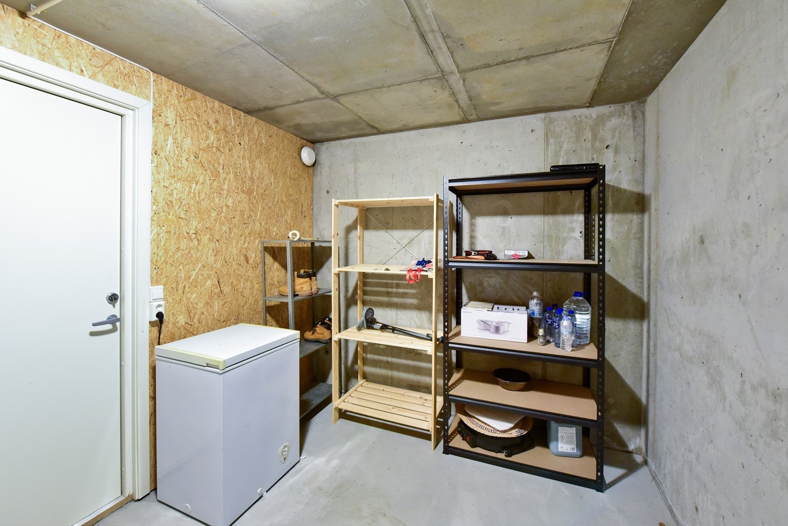 Boden i tilknytning til garasjen gir rikelig med lagringsmuligheter. Galleribilde