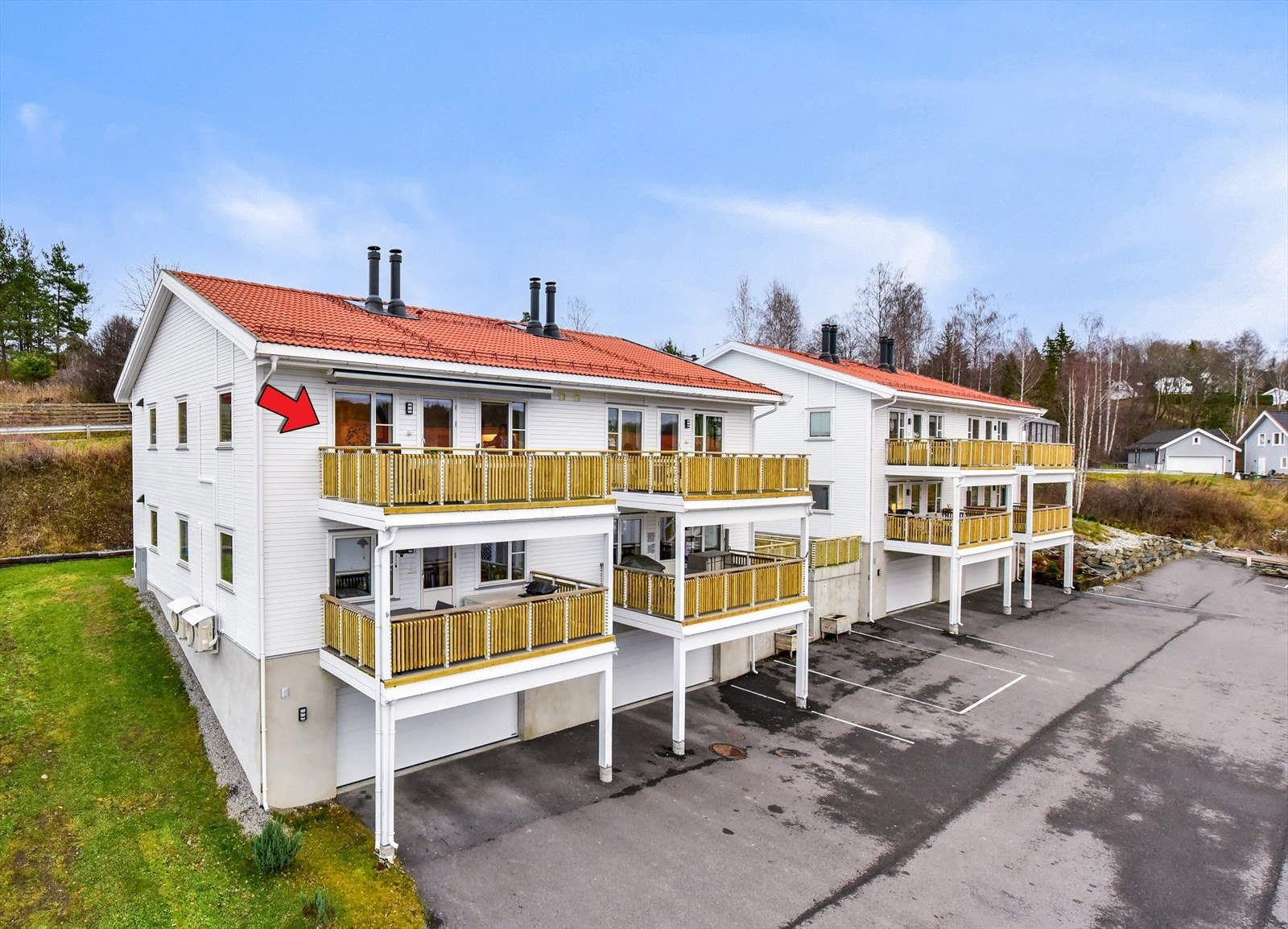 Velkommen til Stensrudhavna 14D - Leiligheten ligger i 2. etasje i en moderne firemannsbolig med garasje og bod i kjelleren. Foto: Jenserud Foto (Kjell Vidar Martinsen) Galleribilde