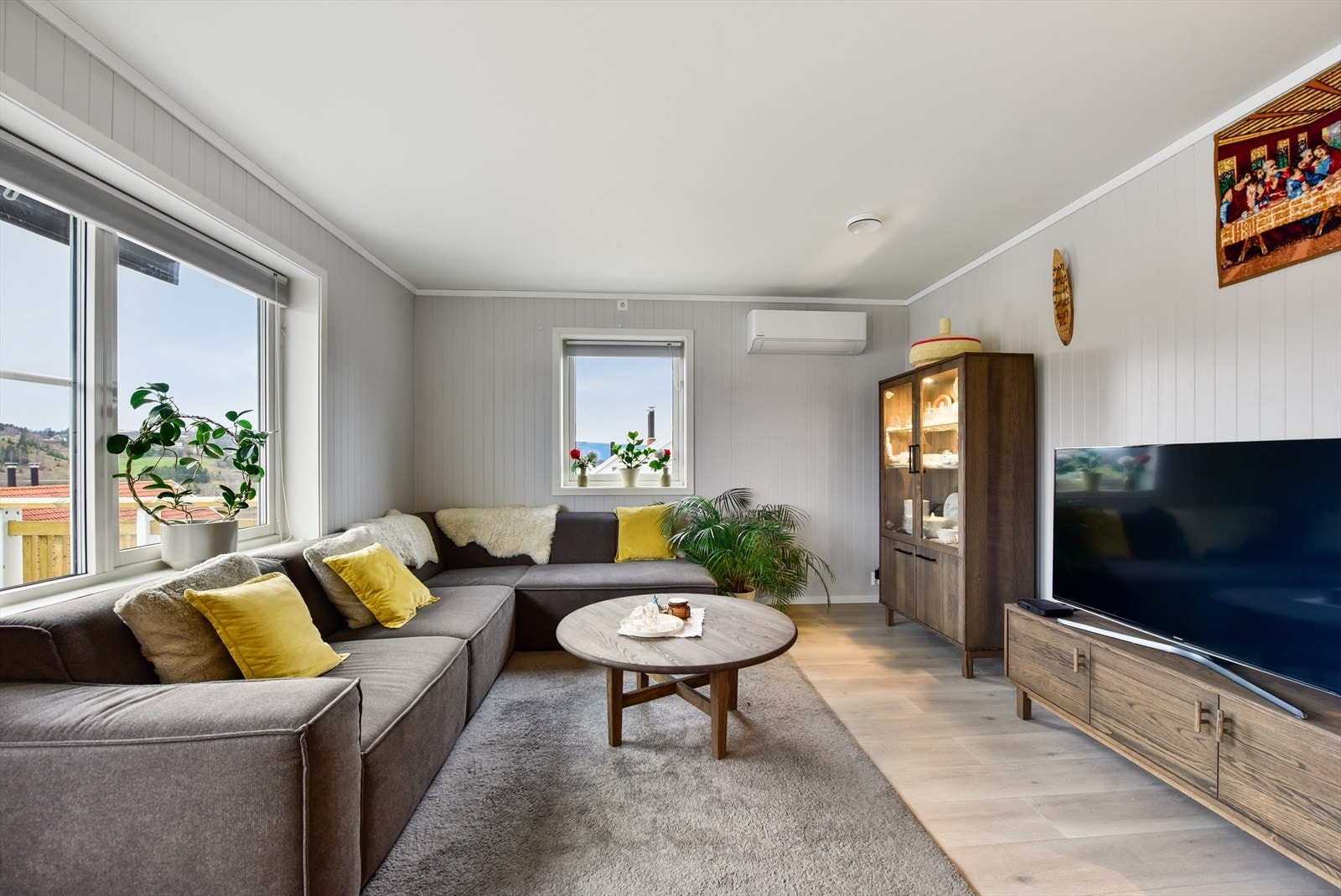 Stuen har en fleksibel utforming med god plass for en romslig sofagruppe. Varmepumpen er nylig montert Galleribilde