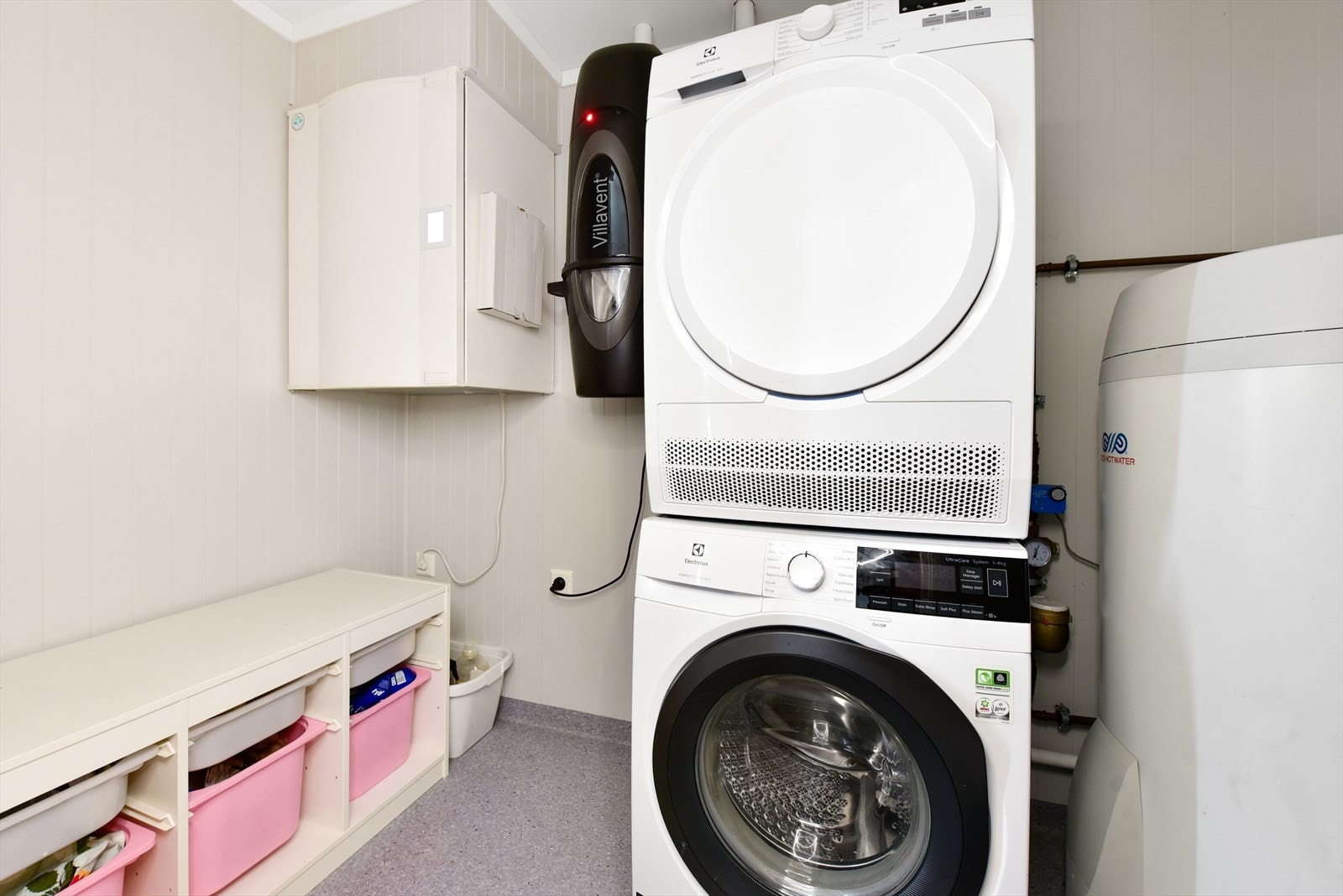 Praktisk, separat vaskerom med opplegg for vaskemaskin og tørketrommel. Leiligheten har balansert ventilasjonsanlegg og Villavent sentralstøvsuger Galleribilde