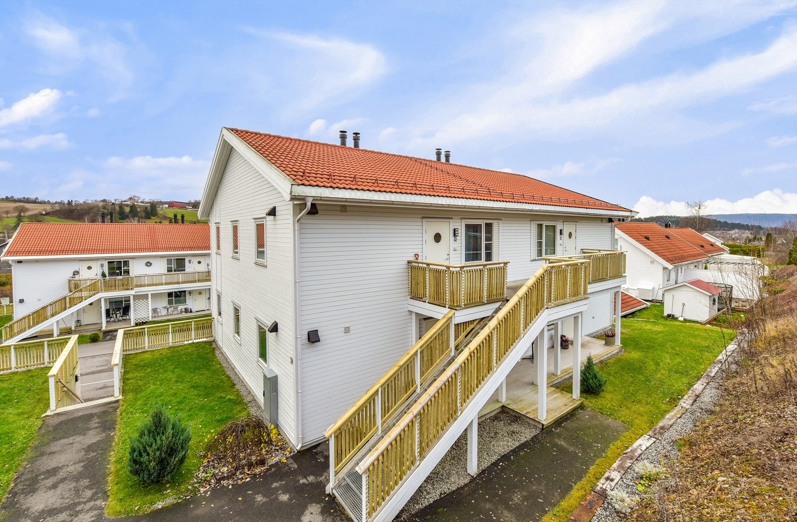 Egen utvendig trapp opp til leilighetens inngangsparti Galleribilde