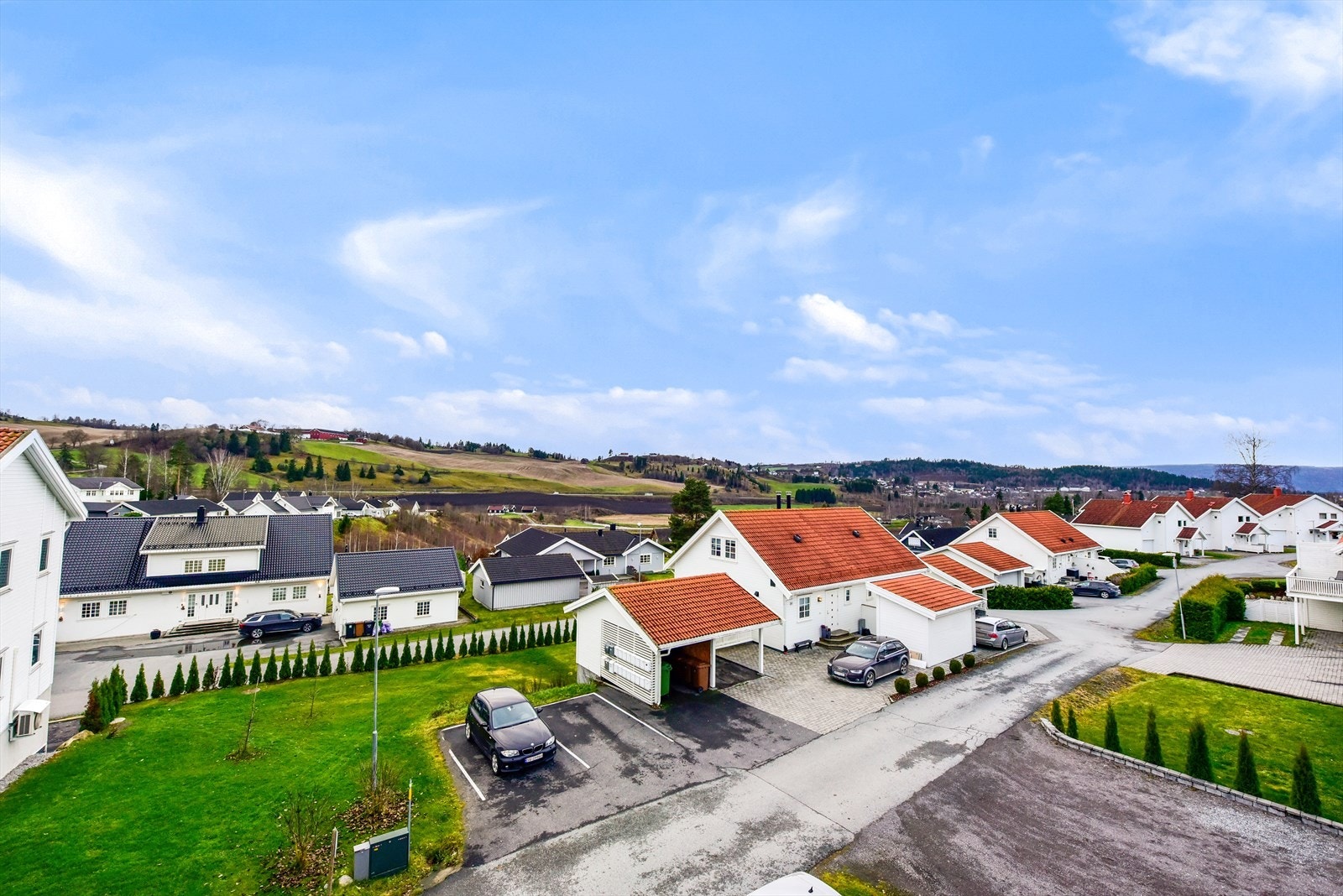 Nabolaget er familievennlig med nærhet til skoler, barnehager og turområder. I tillegg er det topp solforhold og fin utsikt! Galleribilde