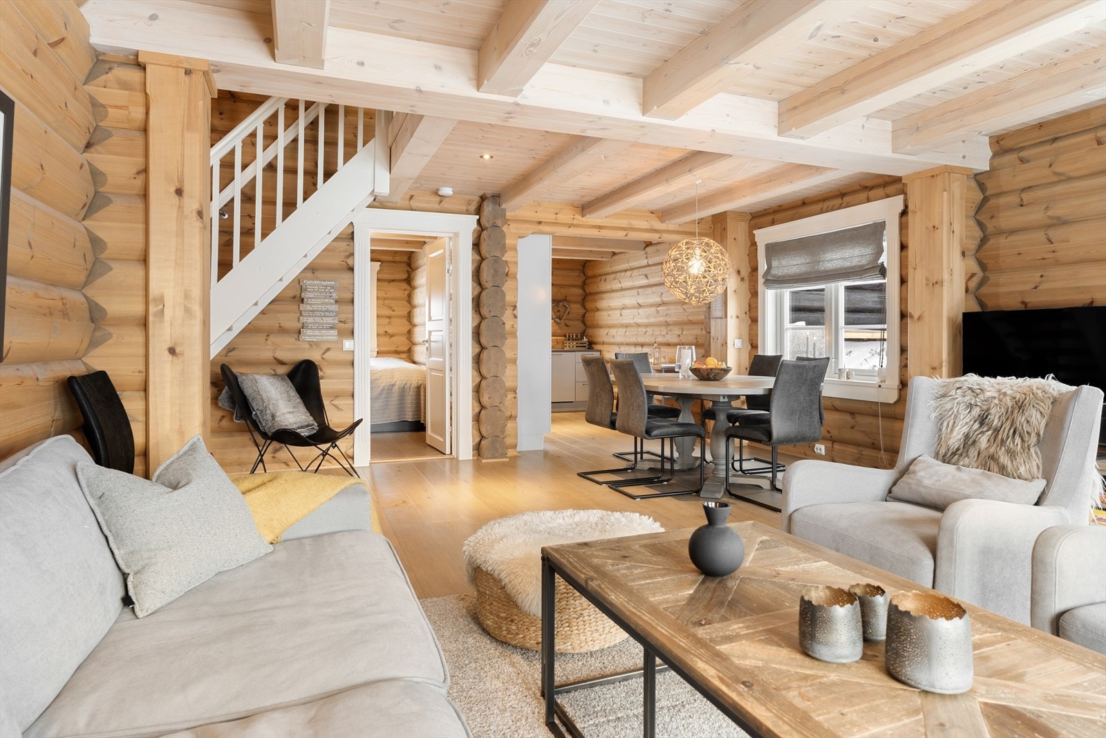 Herlig oppholdssone i 1. etasje: Stue i åpen løsning mot kjøkken gir en romslig og sosial arena. Galleribilde