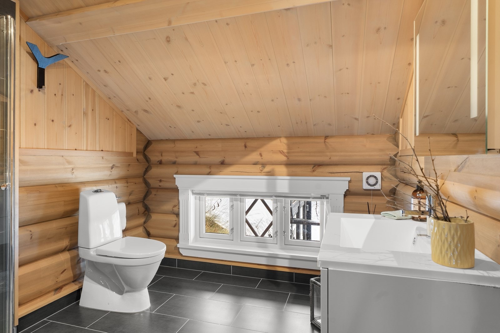 Hems: Pent bad med flislagt gulv med varmekabler Galleribilde